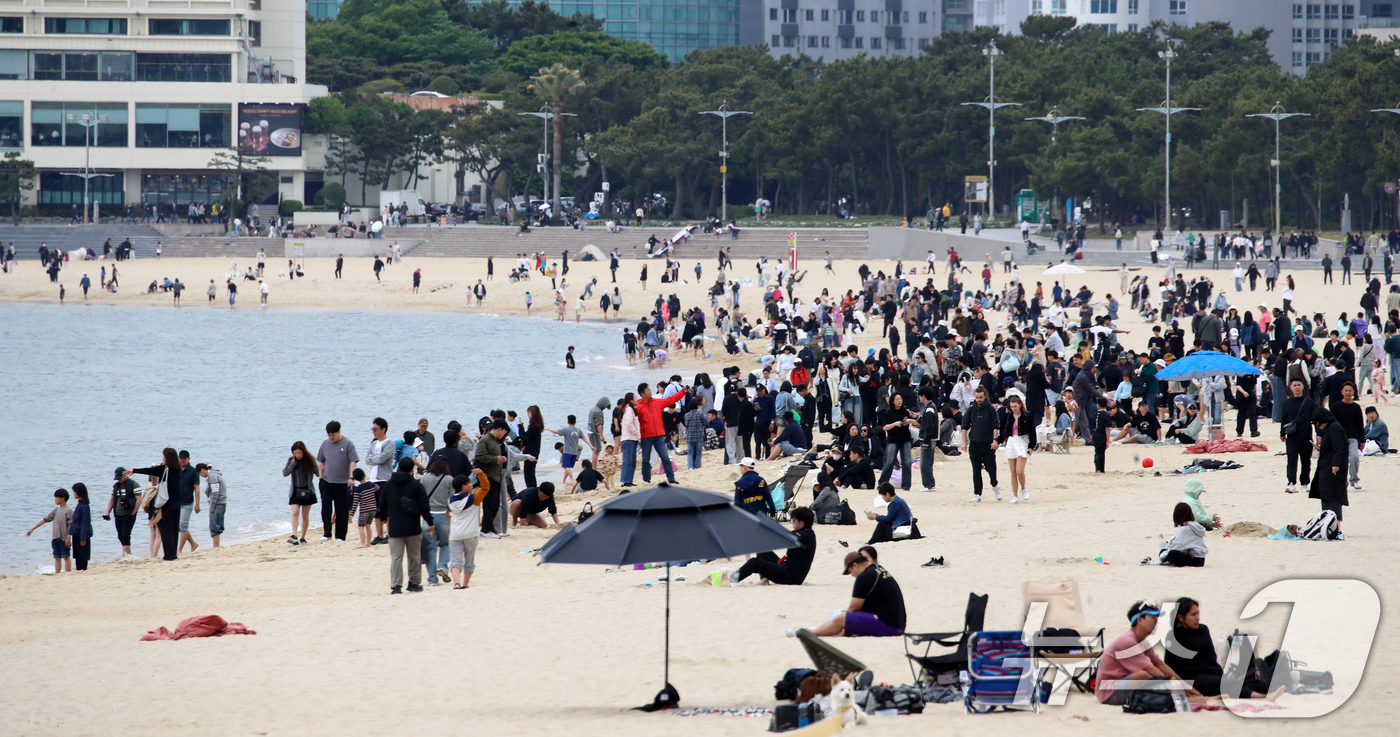 (부산=뉴스1) 윤일지 기자 = 어린이날인 5일 부산 해운대해수욕장을 찾은 시민, 관광객들이 나들이를 즐기고 있다.  2025.5.5/뉴스1