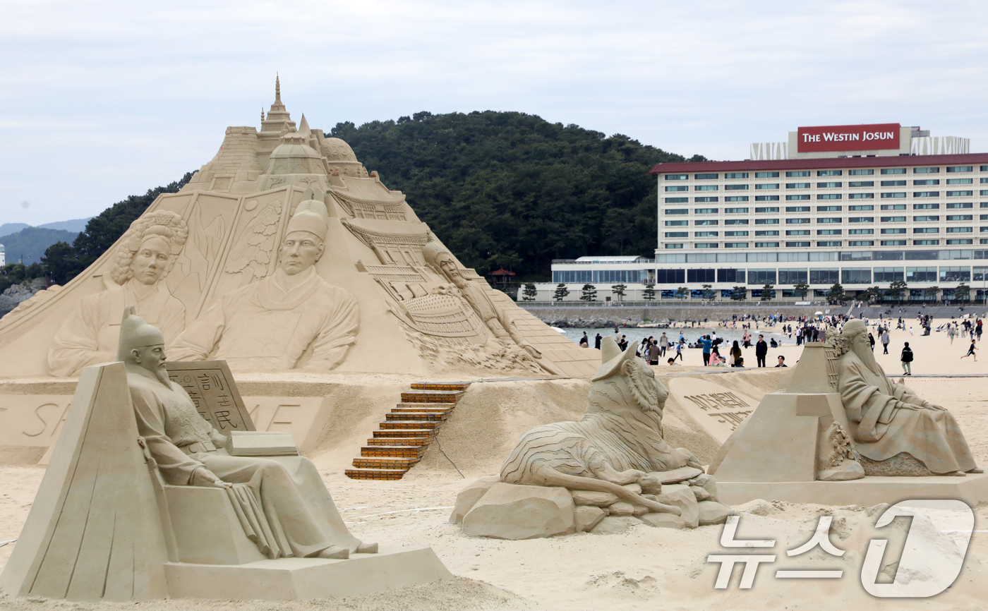 (부산=뉴스1) 윤일지 기자 = 어린이날인 5일 부산 해운대해수욕장을 찾은 시민, 관광객들이 다양한 모래조각 작품을 구경하고 있다.해운대구는 오는 16일부터 19일까지 '모래로 만 …