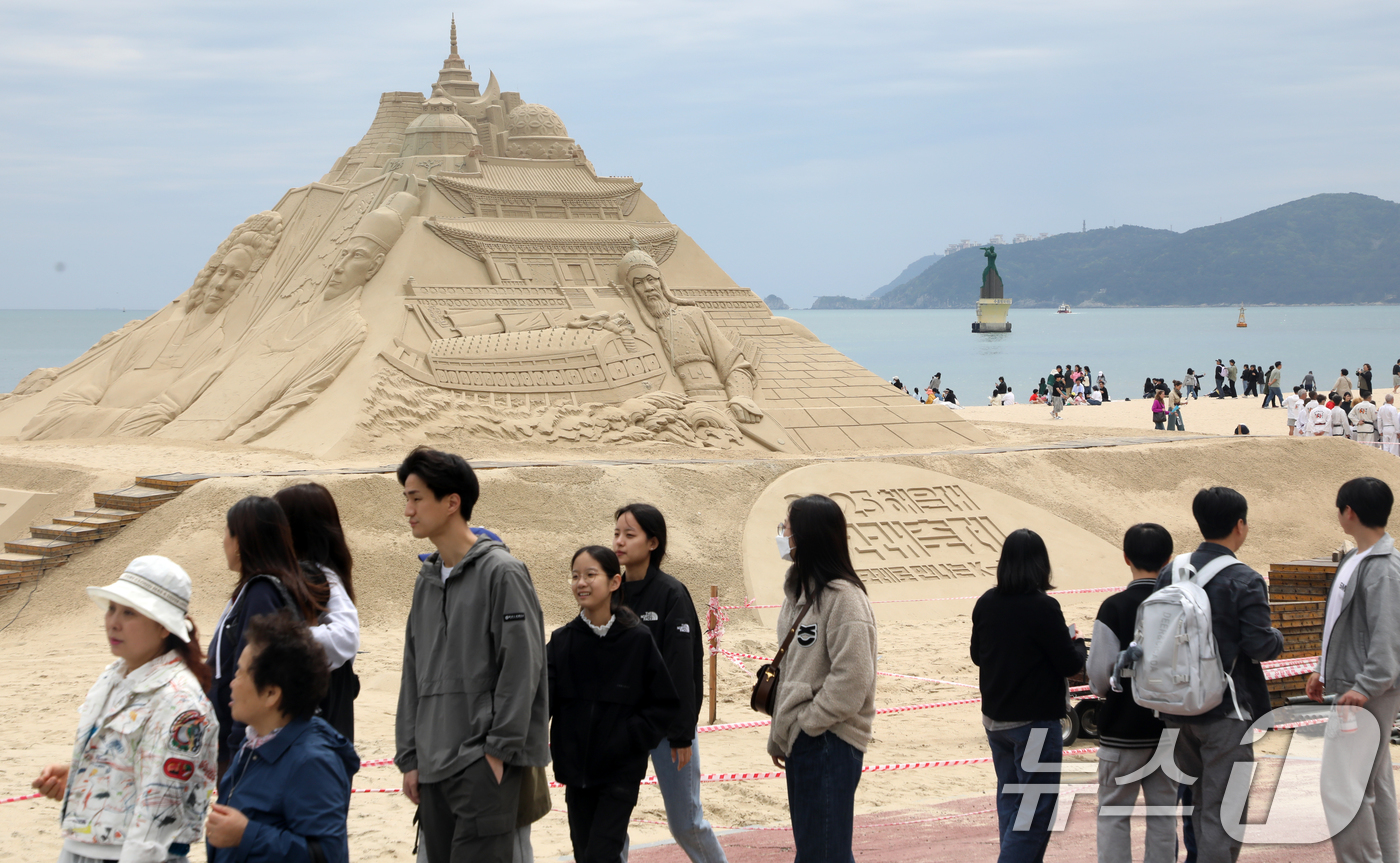 (부산=뉴스1) 윤일지 기자 = 어린이날인 5일 부산 해운대해수욕장을 찾은 시민, 관광객들이 다양한 모래조각 작품을 구경하고 있다.해운대구는 오는 16일부터 19일까지 '모래로 만 …