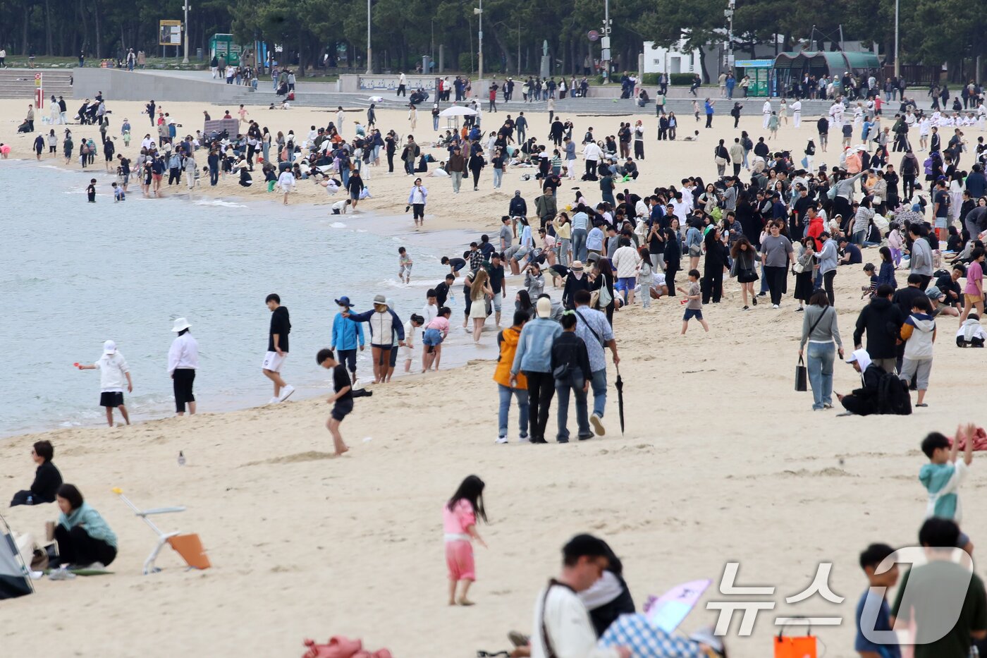본문 이미지 - 어린이날인 5일 부산 해운대해수욕장을 찾은 시민, 관광객들이 나들이를 즐기고 있다. 2025.5.5/뉴스1 ⓒ News1 윤일지 기자