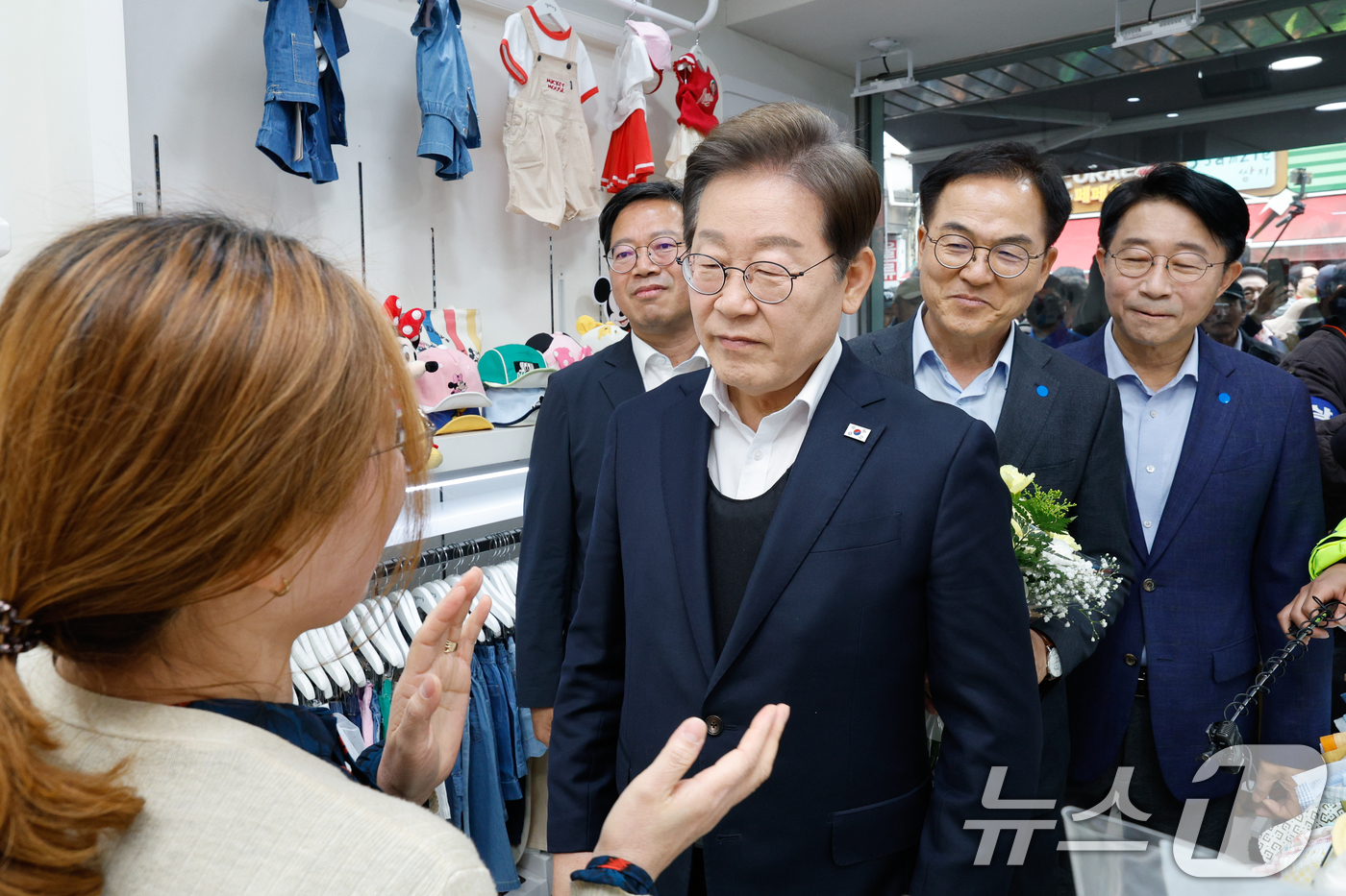 (양평=뉴스1) 안은나 기자 = 이재명 더불어민주당 대통령 후보가 2차 골목골목 경청투어에 나선 5일 오후 경기 양평군 양평시장의 유아용품점에서 상인과 대화하고 있다. 2025.5 …