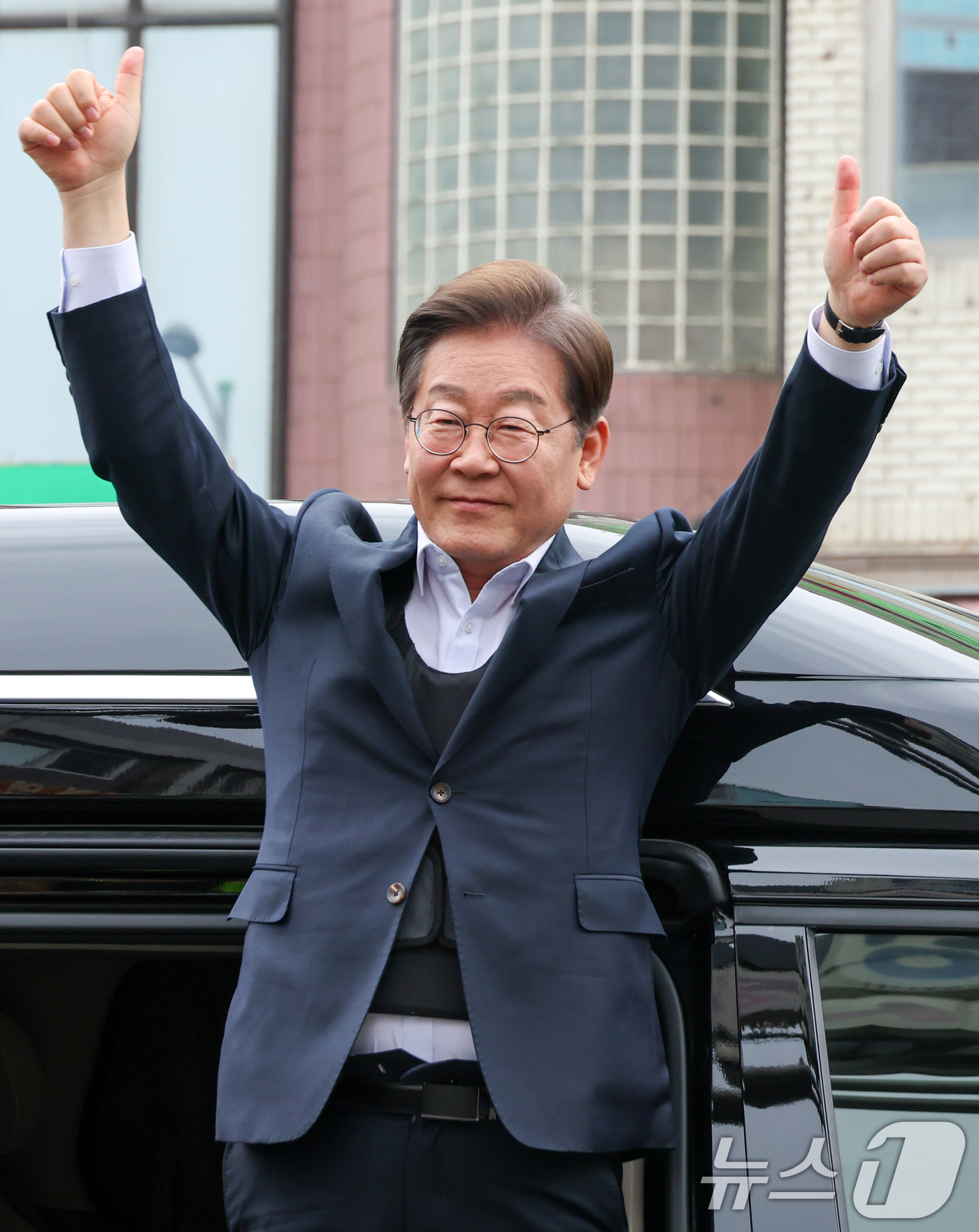 (양평=뉴스1) 안은나 기자 = 이재명 더불어민주당 대통령 후보가 2차 골목골목 경청투어에 나선 5일 오후 경기 양평군 양평시장에 도착해 차에서 내리며 인사하고 있다. 2025.5 …