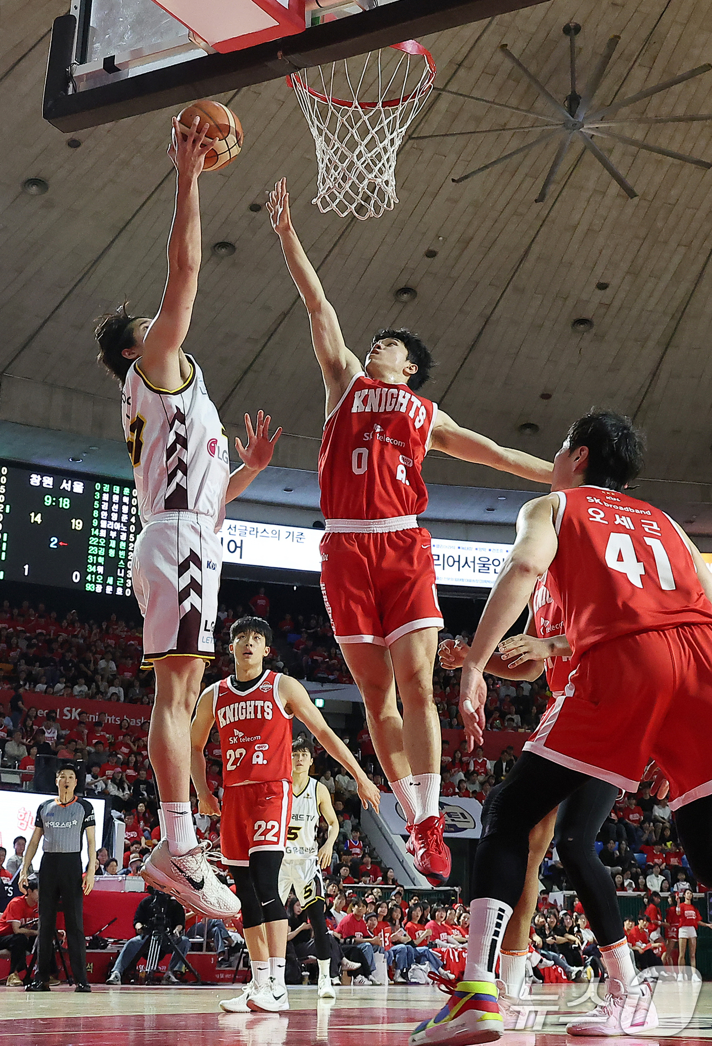 (서울=뉴스1) 김진환 기자 = 어린이날인 5일 서울 송파구 잠실학생체육관에서 열린  '2024-25 KCC 프로농구 챔피언결정전 1차전' 서울 SK 나이츠와 창원 LG 세이커스의 …