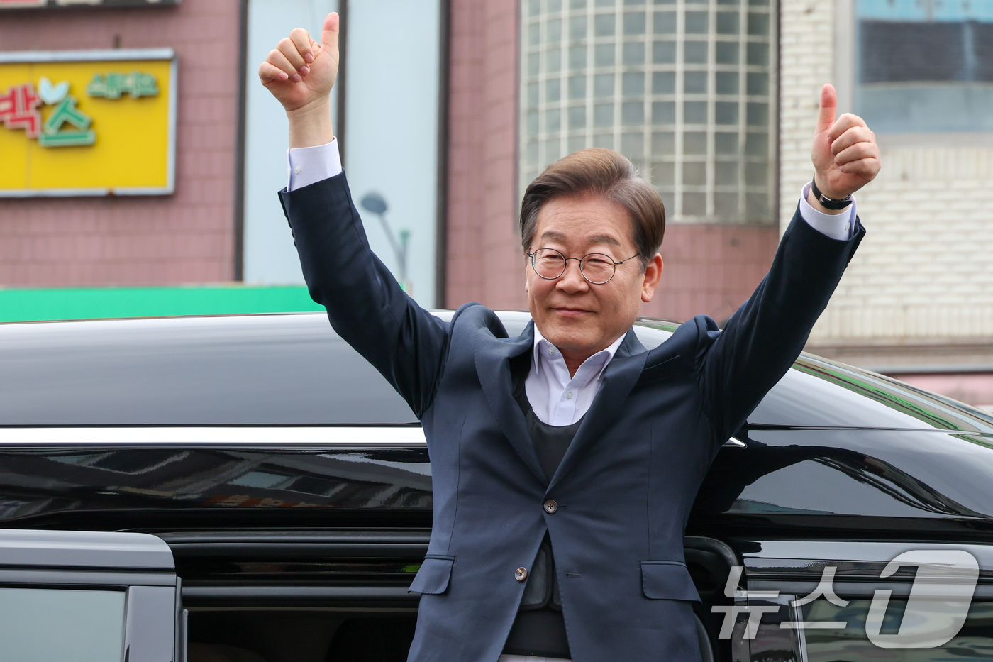 (양평=뉴스1) 안은나 기자 = 이재명 더불어민주당 대통령 후보가 2차 골목골목 경청투어에 나선 5일 오후 경기 양평군 양평시장에 도착해 차에서 내리며 인사하고 있다. 2025.5 …