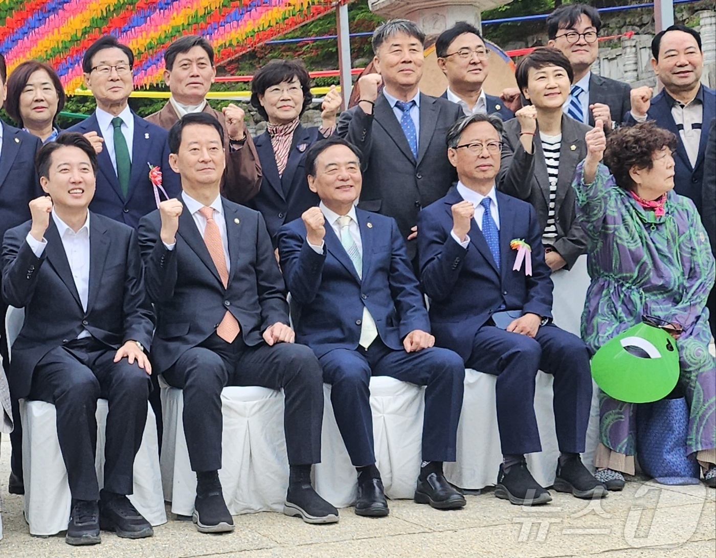 (대구=뉴스1) 남승렬 기자 = 이준석 개혁신당 대선 후보와 최은석 국민의힘 의원(대구 동구·군위군갑, 이만규 대구시의회 의장(앞줄 왼쪽부터) 등이 5일 대구 동구 동화사에서 열린 …