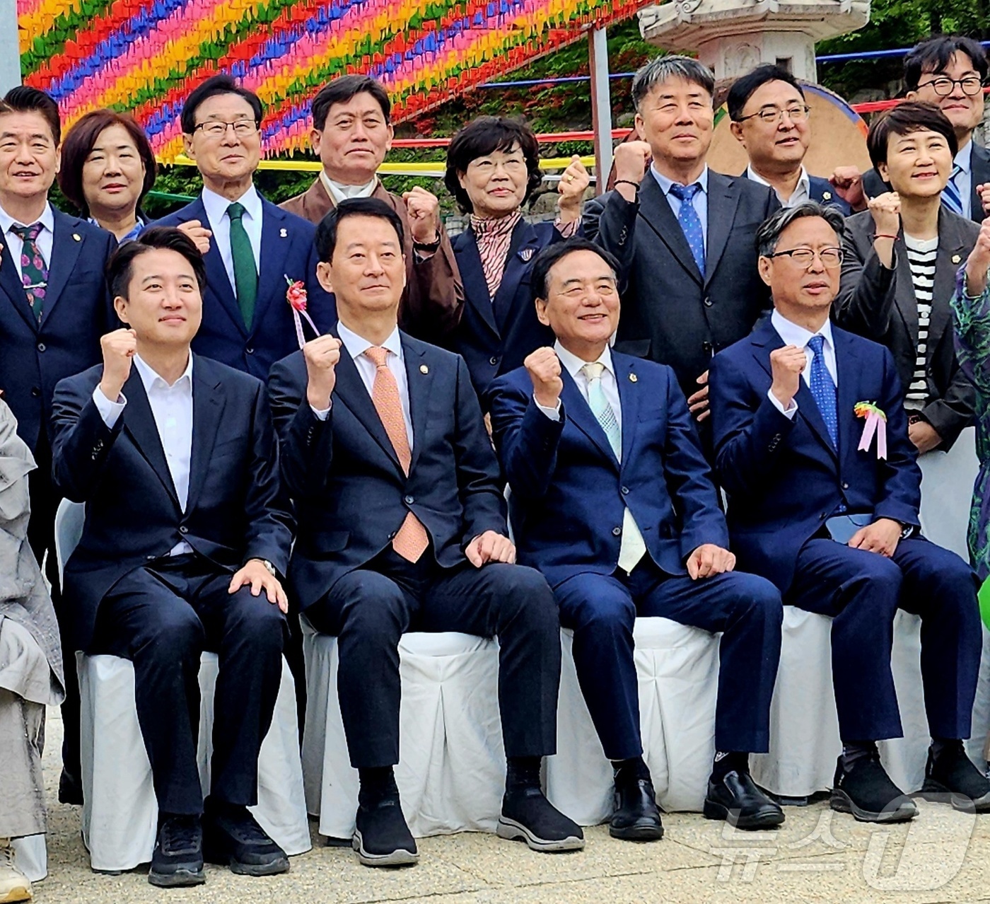 (대구=뉴스1) 남승렬 기자 = 이준석 개혁신당 대선 후보와 최은석 국민의힘 의원(대구 동구·군위군갑, 이만규 대구시의회 의장(앞줄 왼쪽부터) 등이 5일 대구 동구 동화사에서 열린 …