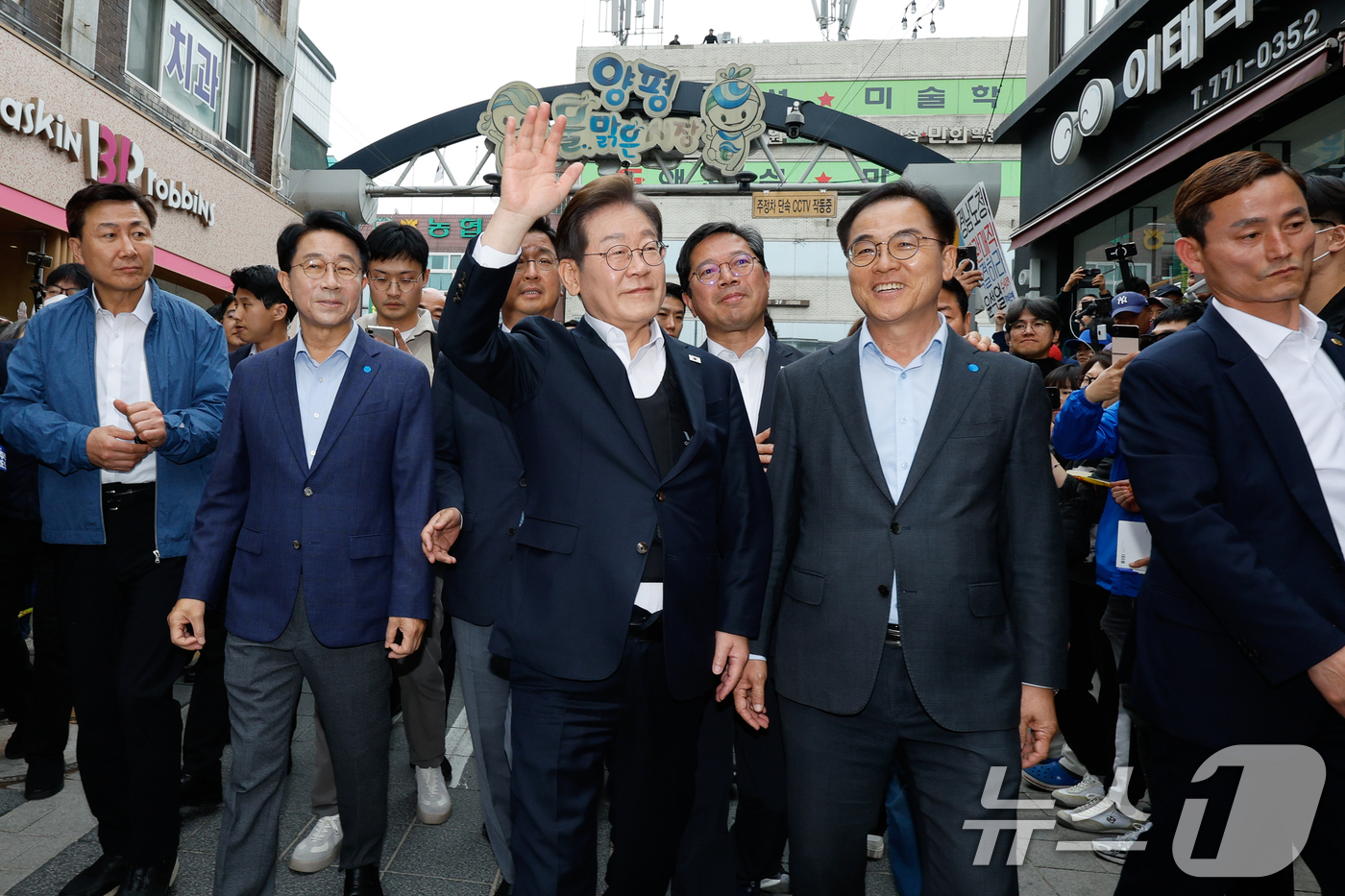 (양평=뉴스1) 안은나 기자 = 이재명 더불어민주당 대통령 후보가 2차 골목골목 경청투어에 나선 5일 오후 경기 양평군 양평시장에 도착해 인사하고 있다. 2025.5.5/뉴스1