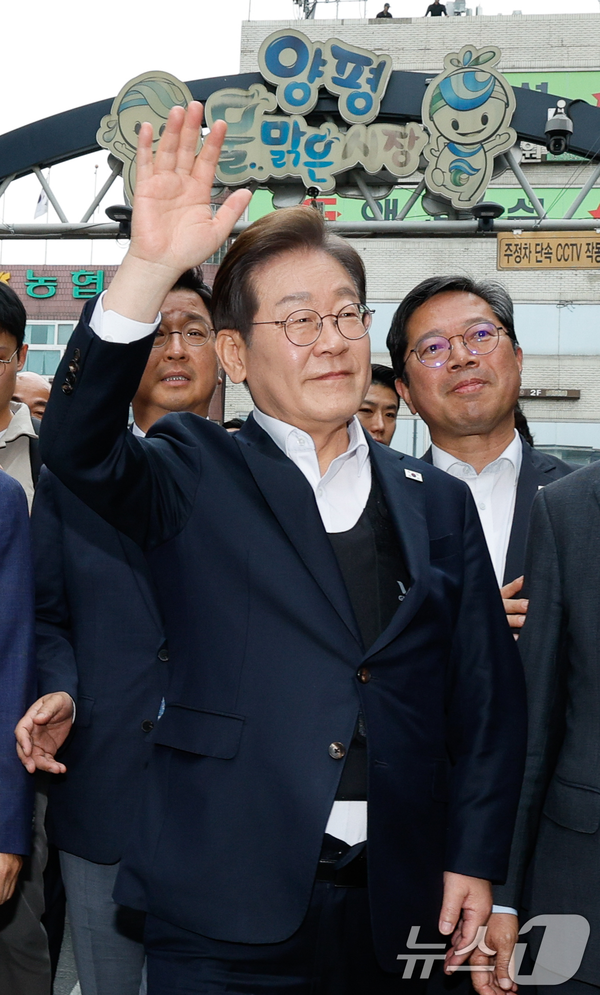 (양평=뉴스1) 안은나 기자 = 이재명 더불어민주당 대통령 후보가 2차 골목골목 경청투어에 나선 5일 오후 경기 양평군 양평시장에 도착해 인사하고 있다. 2025.5.5/뉴스1