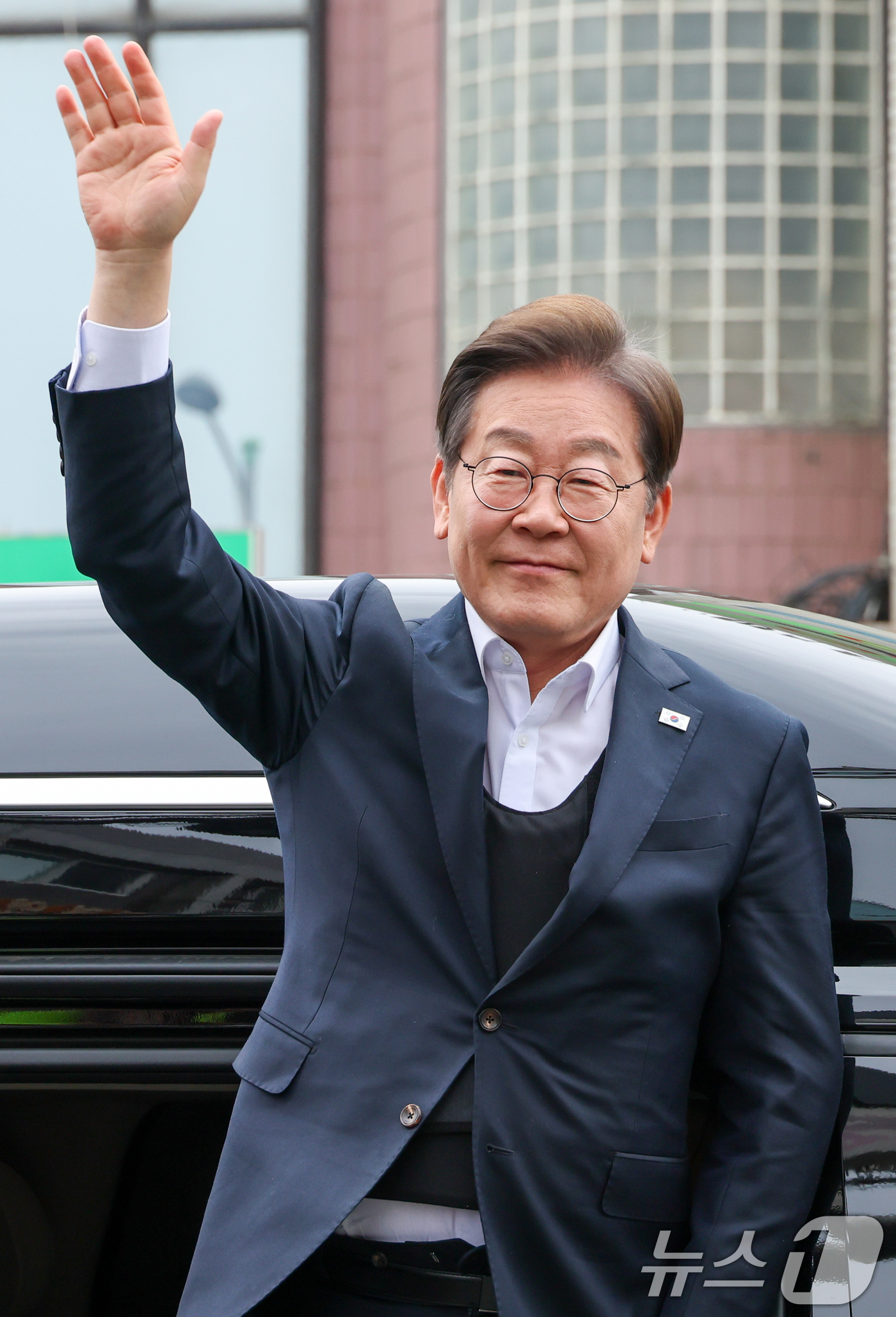 (양평=뉴스1) 안은나 기자 = 이재명 더불어민주당 대통령 후보가 2차 골목골목 경청투어에 나선 5일 오후 경기 양평군 양평시장에 도착해 차에서 내리며 인사하고 있다. 2025.5 …