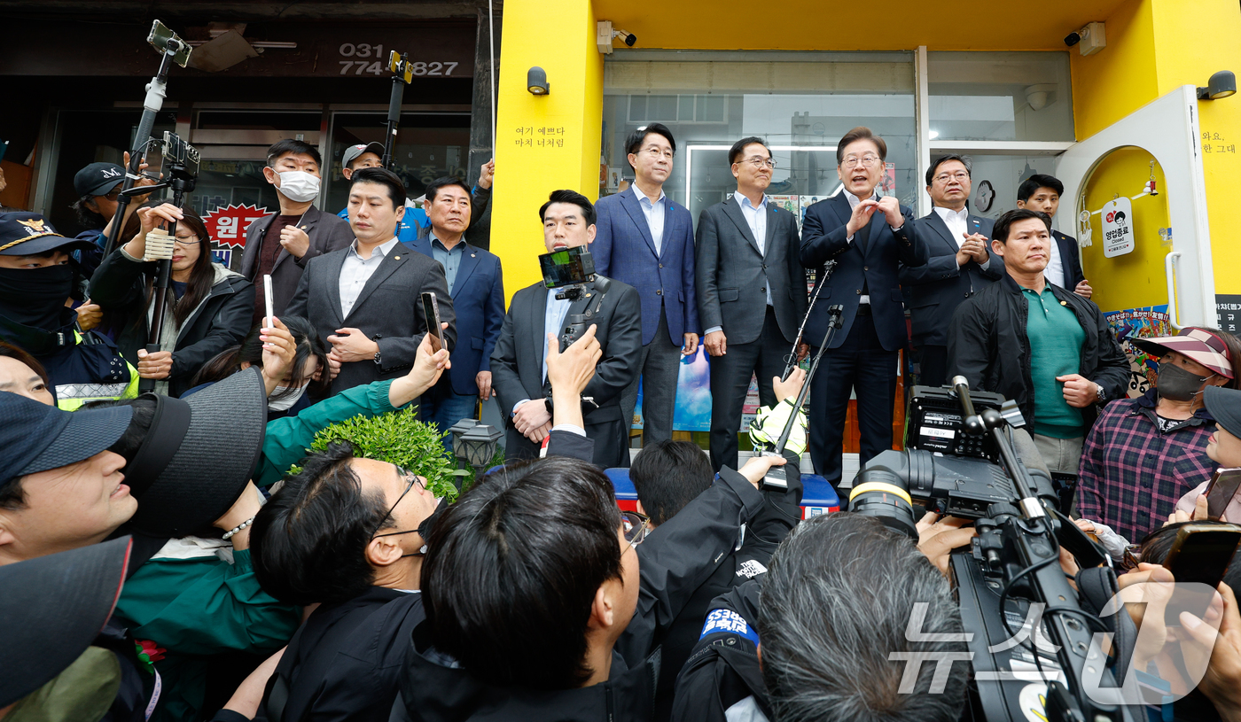 (양평=뉴스1) 안은나 기자 = 이재명 더불어민주당 대통령 후보가 2차 골목골목 경청투어에 나선 5일 오후 경기 양평군 양평시장에서 즉흥 연설하고 있다. 2025.5.5/뉴스1