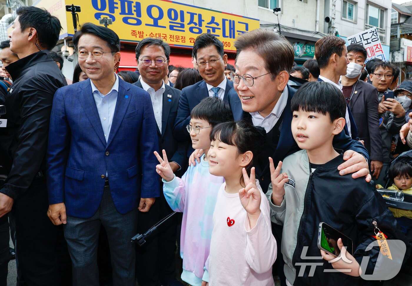 본문 이미지 - 이재명 더불어민주당 대통령 후보가 2차 골목골목 경청투어에 나선 5일 오후 경기 양평군 양평시장의 문구점 앞에서 어린이들과 기념 촬영하고 있다. 2025.5.5/뉴스1 ⓒ News1 안은나 기자