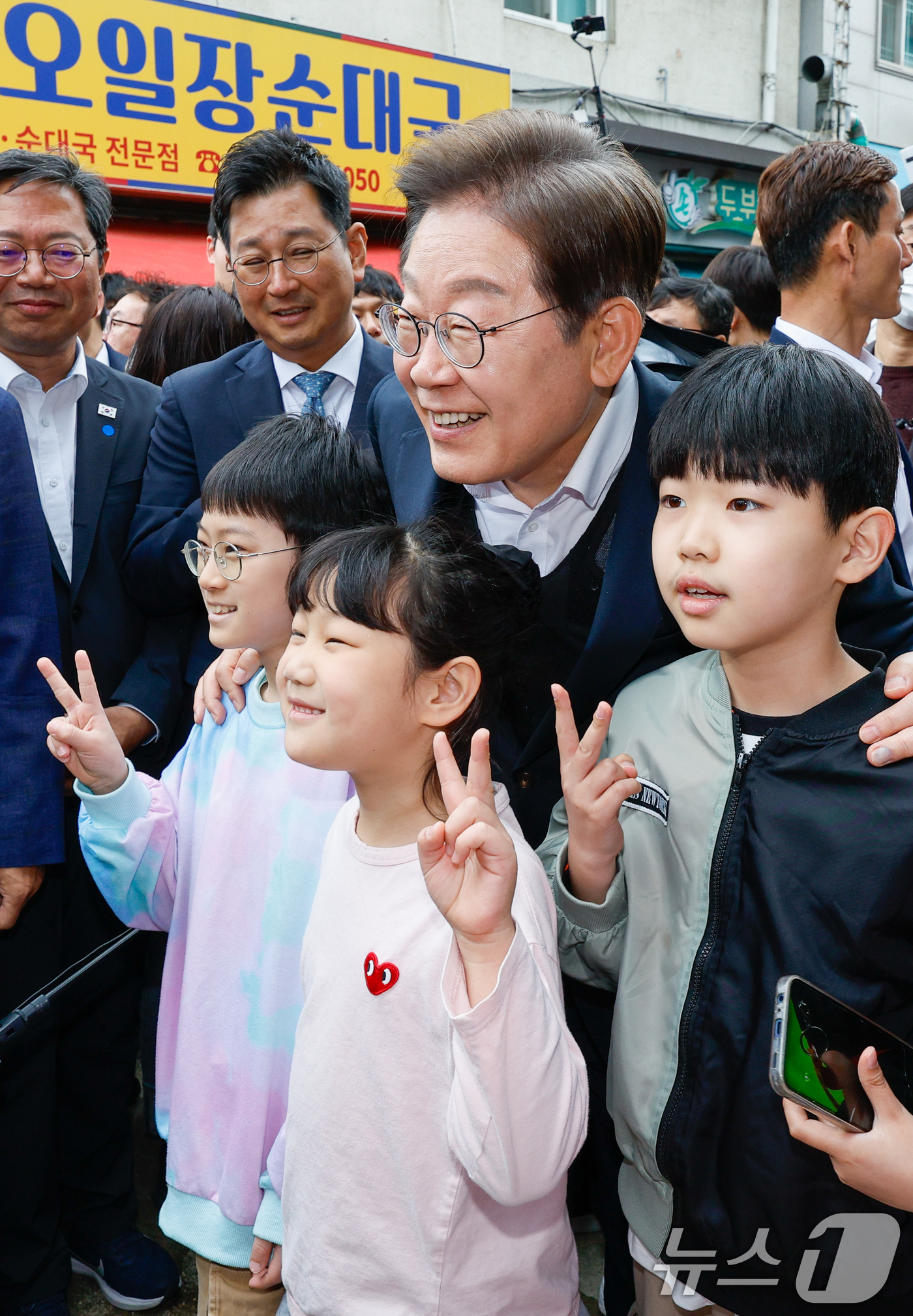 (양평=뉴스1) 안은나 기자 = 이재명 더불어민주당 대통령 후보가 2차 골목골목 경청투어에 나선 5일 오후 경기 양평군 양평시장의 문구점 앞에서 어린이들과 기념 촬영하고 있다. 2 …