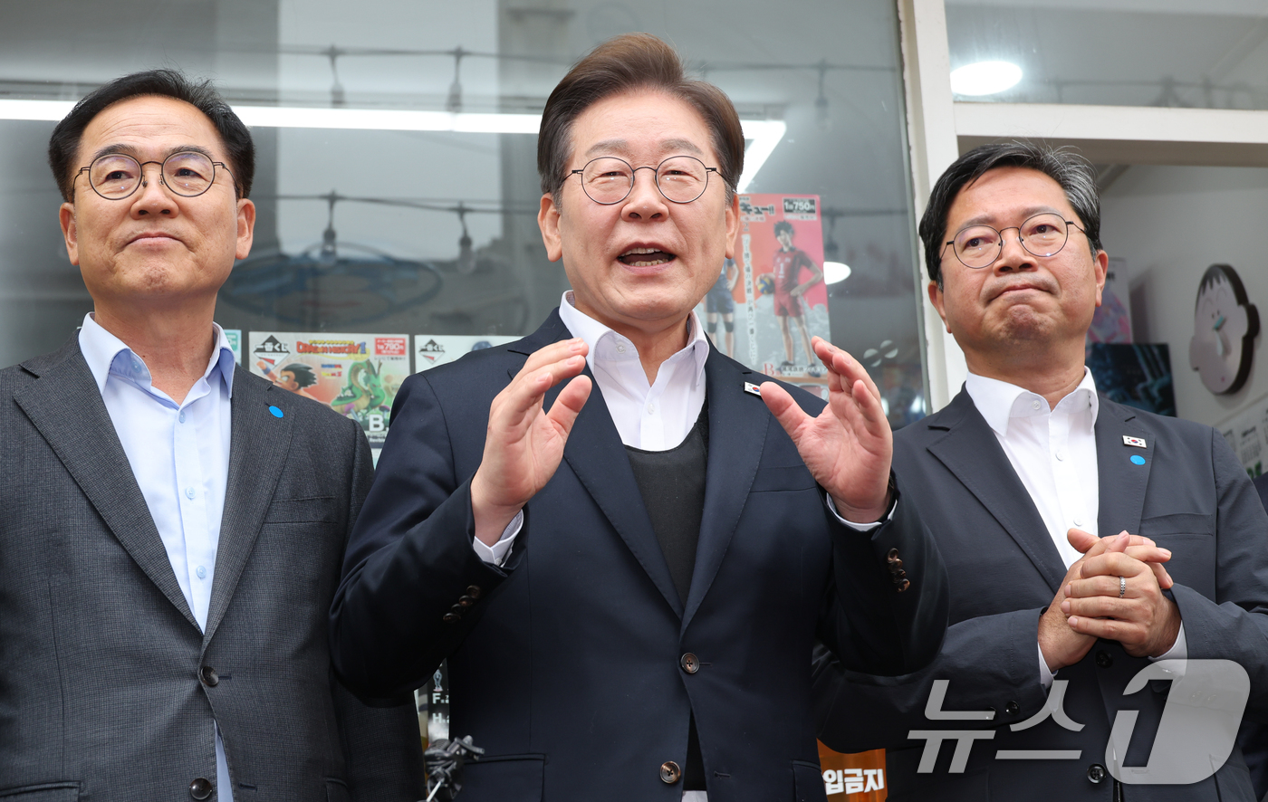 (양평=뉴스1) 안은나 기자 = 이재명 더불어민주당 대통령 후보가 2차 골목골목 경청투어에 나선 5일 오후 경기 양평군 양평시장에서 즉흥 연설하고 있다. 2025.5.5/뉴스1