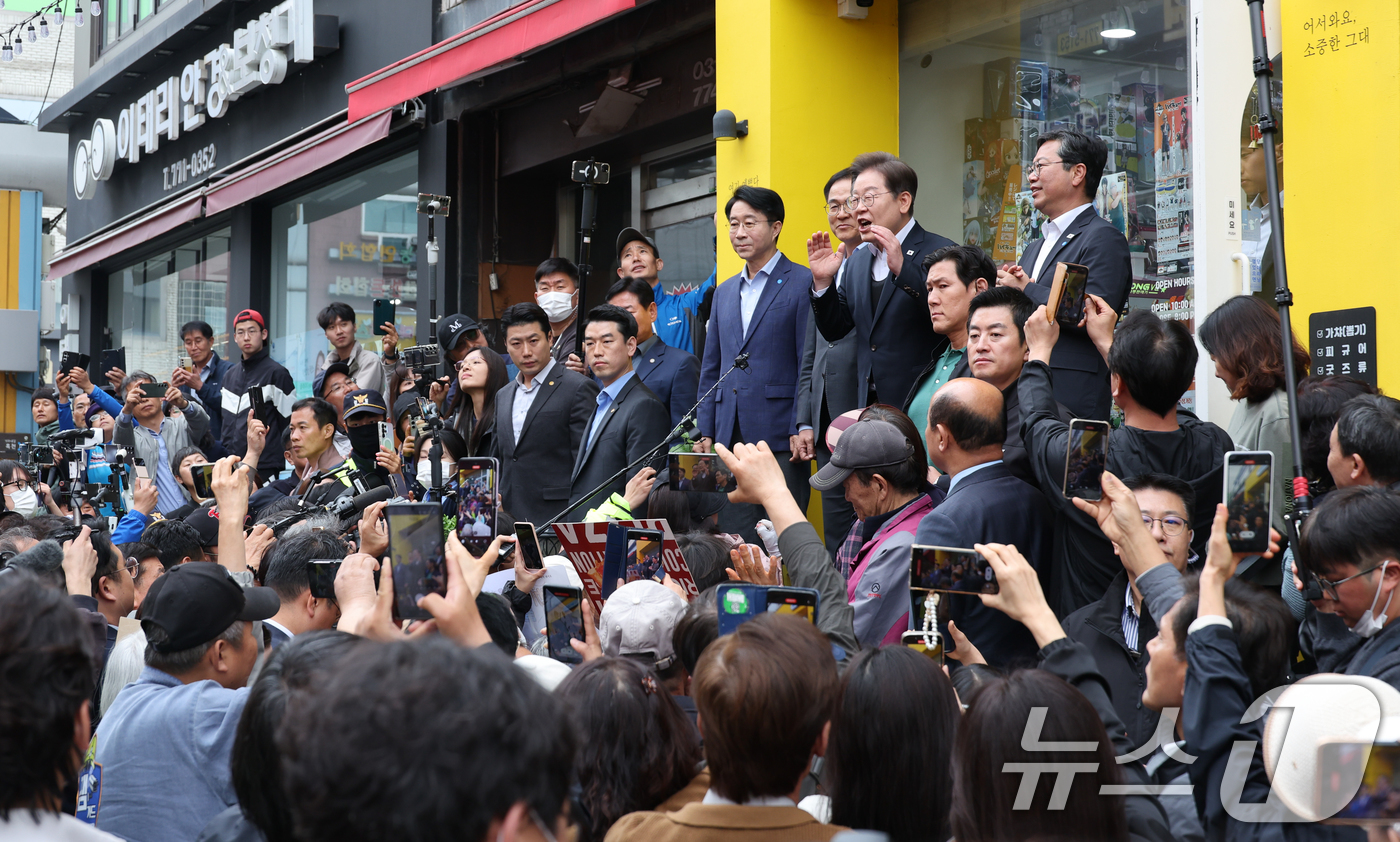(양평=뉴스1) 안은나 기자 = 이재명 더불어민주당 대통령 후보가 2차 골목골목 경청투어에 나선 5일 오후 경기 양평군 양평시장에서 즉흥 연설하고 있다. 2025.5.5/뉴스1