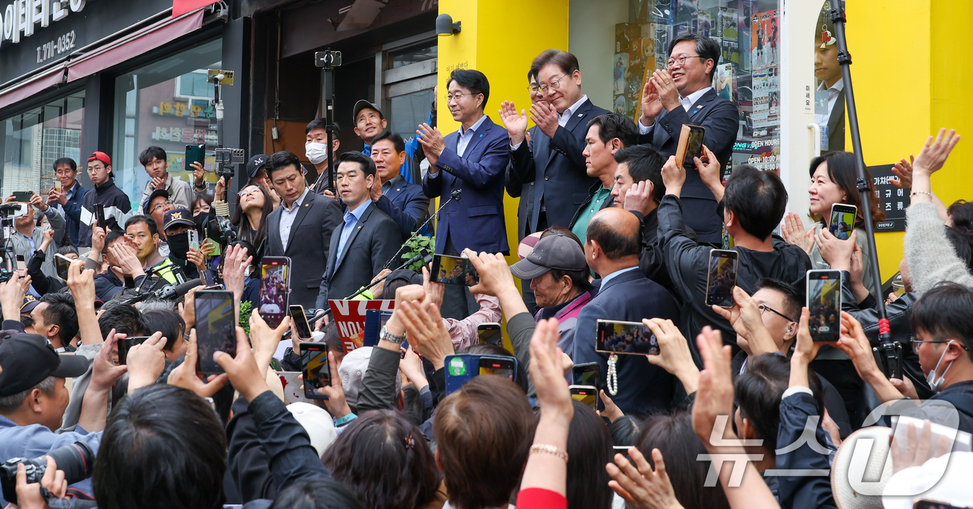 (양평=뉴스1) 안은나 기자 = 이재명 더불어민주당 대통령 후보가 2차 골목골목 경청투어에 나선 5일 오후 경기 양평군 양평시장에서 즉흥 연설한 뒤 손뼉치고 있다. 2025.5.5 …