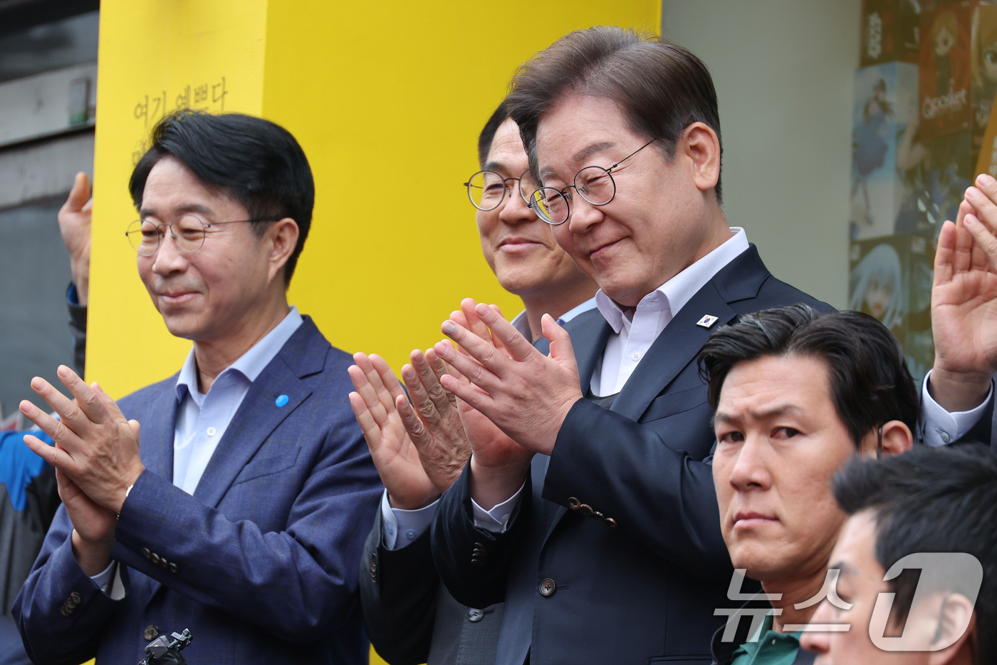 (양평=뉴스1) 안은나 기자 = 이재명 더불어민주당 대통령 후보가 2차 골목골목 경청투어에 나선 5일 오후 경기 양평군 양평시장에서 즉흥 연설하고 있다. 2025.5.5/뉴스1