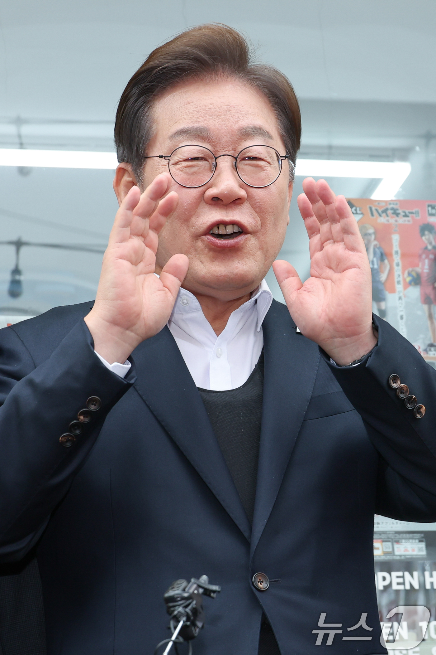 (양평=뉴스1) 안은나 기자 = 이재명 더불어민주당 대통령 후보가 2차 골목골목 경청투어에 나선 5일 오후 경기 양평군 양평시장에서 즉흥 연설하고 있다. 2025.5.5/뉴스1