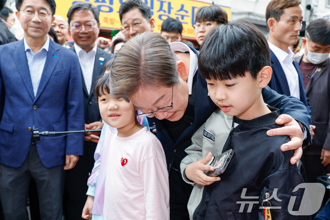 (양평=뉴스1) 안은나 기자 = 이재명 더불어민주당 대통령 후보가 2차 골목골목 경청투어에 나선 5일 오후 경기 양평군 양평시장의 문구점 앞에서 어린이들과 대화하고 있다. 2025 …