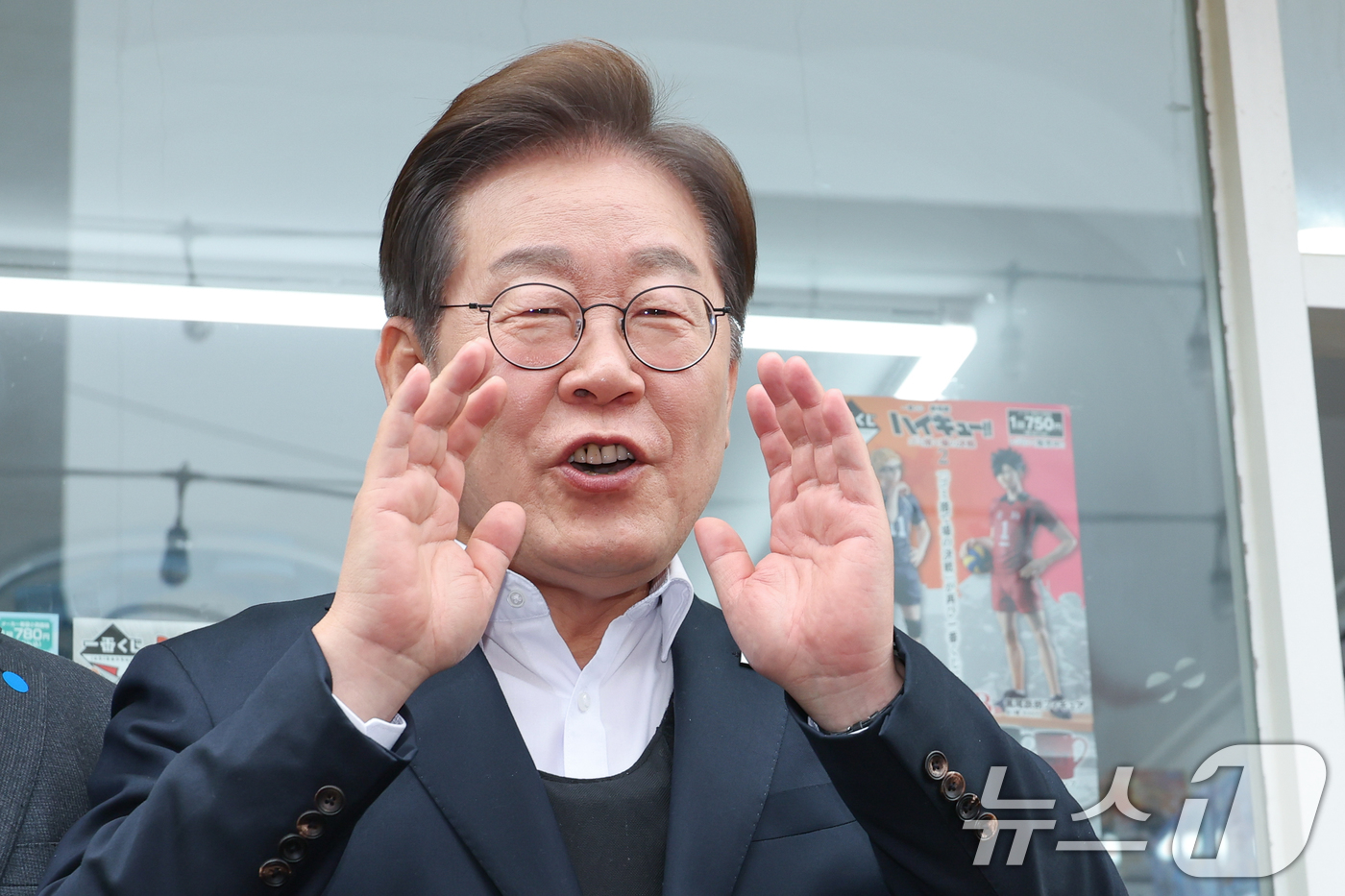 (양평=뉴스1) 안은나 기자 = 이재명 더불어민주당 대통령 후보가 2차 골목골목 경청투어에 나선 5일 오후 경기 양평군 양평시장에서 즉흥 연설하고 있다. 2025.5.5/뉴스1