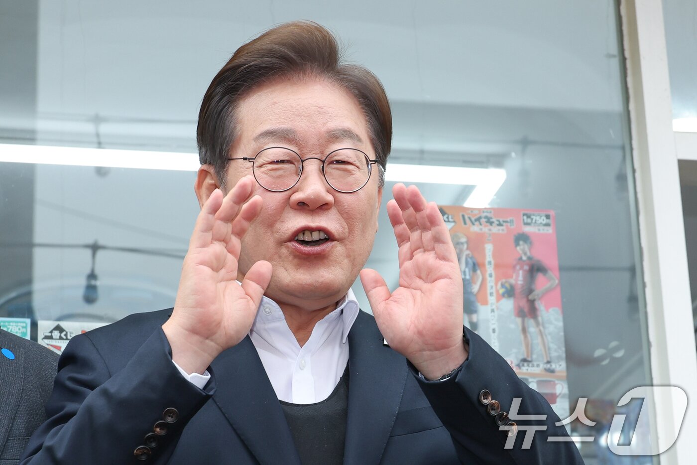 본문 이미지 - 이재명 더불어민주당 대통령 후보가 2차 골목골목 경청투어에 나선 5일 오후 경기 양평군 양평시장에서 즉흥 연설하고 있다. 2025.5.5/뉴스1 ⓒ News1 안은나 기자