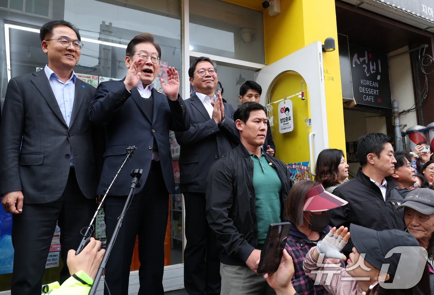 (양평=뉴스1) 안은나 기자 = 이재명 더불어민주당 대통령 후보가 2차 골목골목 경청투어에 나선 5일 오후 경기 양평군 양평시장에서 즉흥 연설하고 있다. 2025.5.5/뉴스1