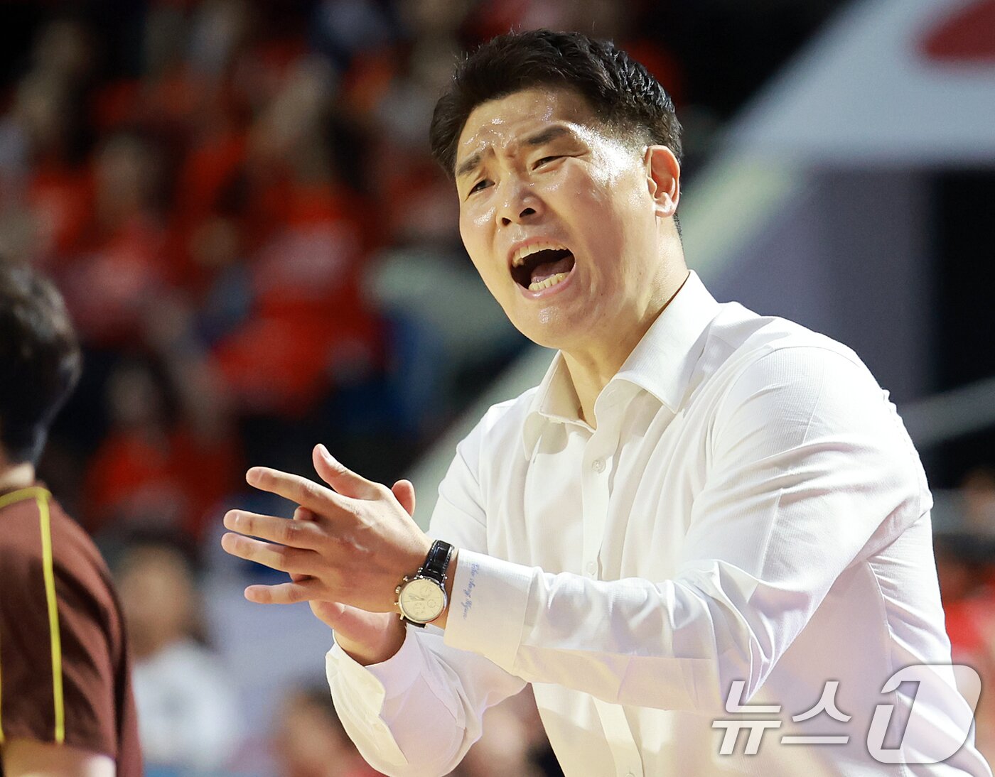 본문 이미지 - 어린이날인 5일 서울 송파구 잠실학생체육관에서 열린 &#39;2024-25 KCC 프로농구 챔피언결정전 1차전&#39; 서울 SK 나이츠와 창원 LG 세이커스의 경기, 3쿼터 창원 LG 조상현 감독이 선수들에게 작전을 지시하고 있다. 2025.5.5/뉴스1 ⓒ News1 김진환 기자