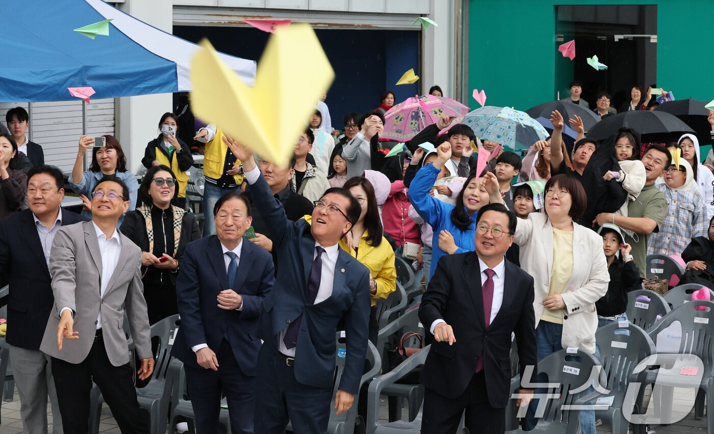본문 이미지 - 이장우 대전시장과 참석자들이 5일 대전 유성구 어린이회관에서 열린 제103주년 어린이날 기념행사에서 종이비행기 날리기 세리머니를 하고 있다. 2025.5.5/뉴스1 ⓒ News1 김기태 기자