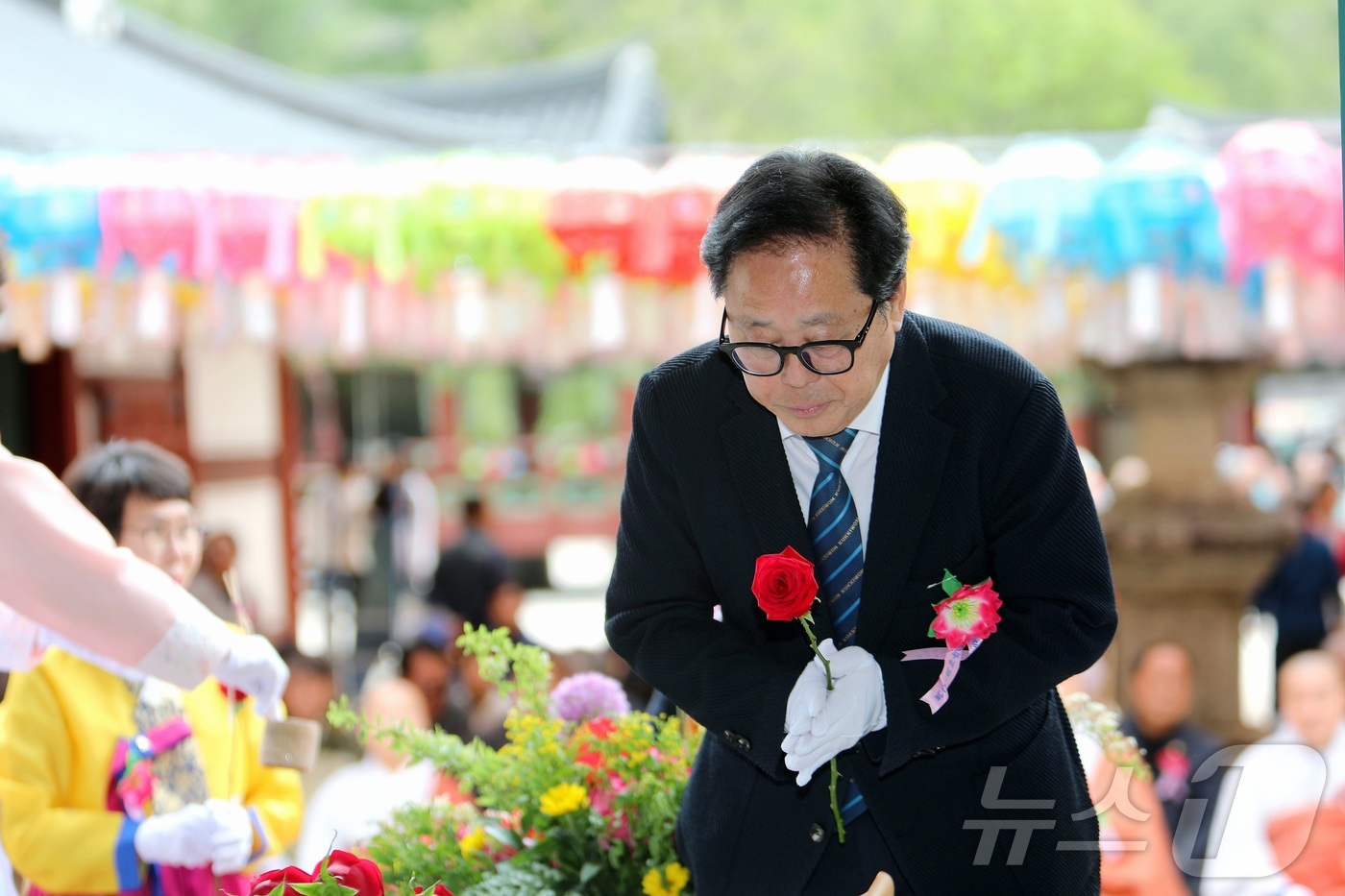 (인제=뉴스1) 이종재 기자 = 최상기 인제군수가 5일 강원 인제군 북면 용대리 백담사에서 열린 불기 2569년 부처님 오신 날 봉축법요식에 참석해 헌화하고 있다. (인제군 제공. …