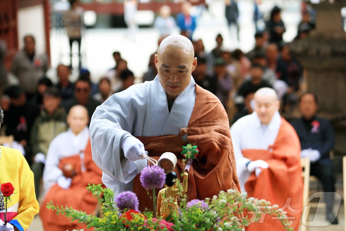 본문 이미지 - 5일 강원 인제군 북면 용대리 백담사에서 불기 2569년 부처님 오신 날 기념행사 봉축법요식이 봉행되고 있다. &#40;인제군 제공. 재판매 및 DB금지&#41; 2025.5.5/뉴스1 ⓒ News1 이종재 기자