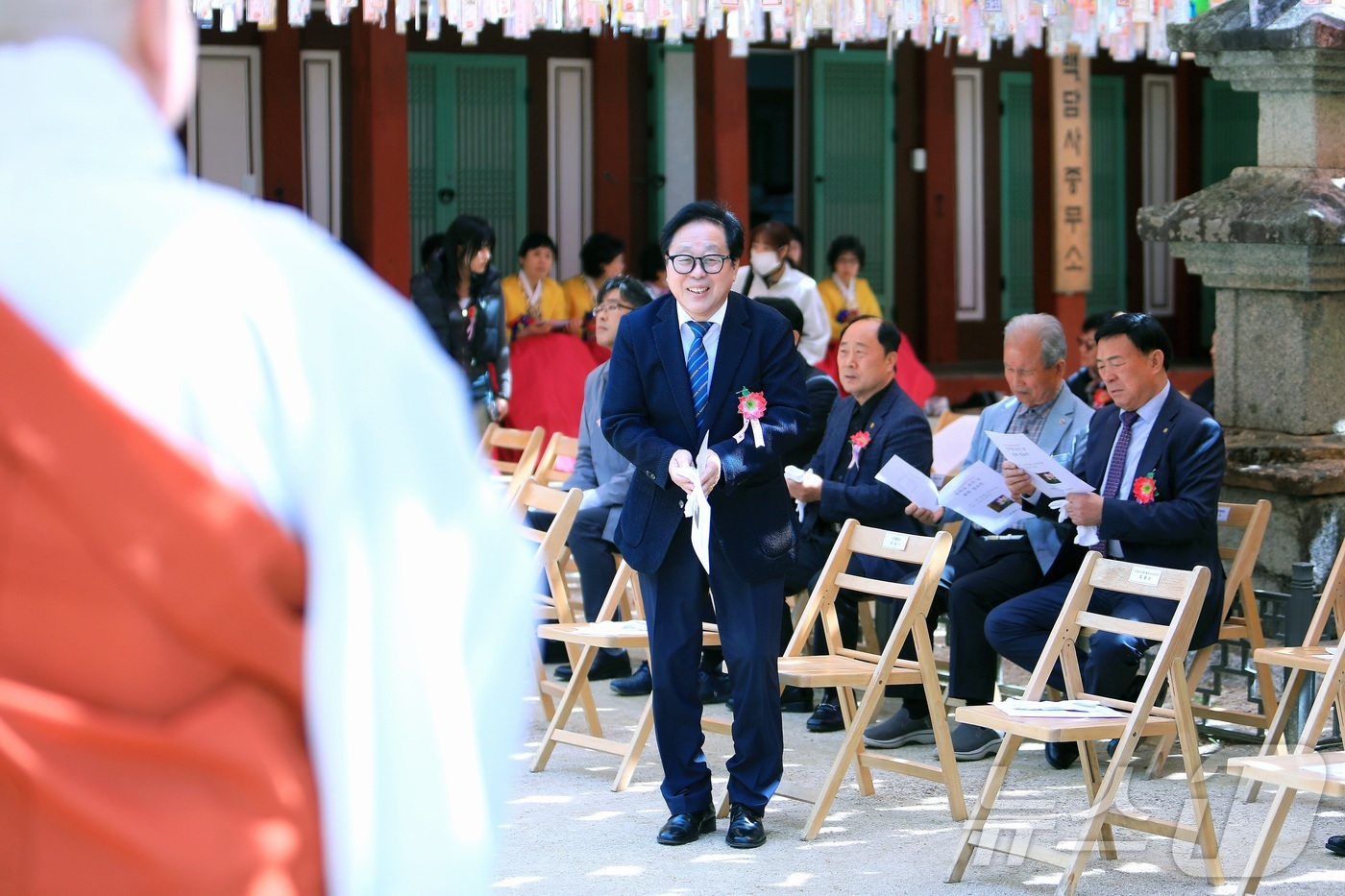 (인제=뉴스1) 이종재 기자 = 최상기 인제군수가 5일 강원 인제군 북면 용대리 백담사에서 열린 불기 2569년 부처님 오신 날 기념 봉축법요식에서 참석자들과 인사를 나누고 있다. …