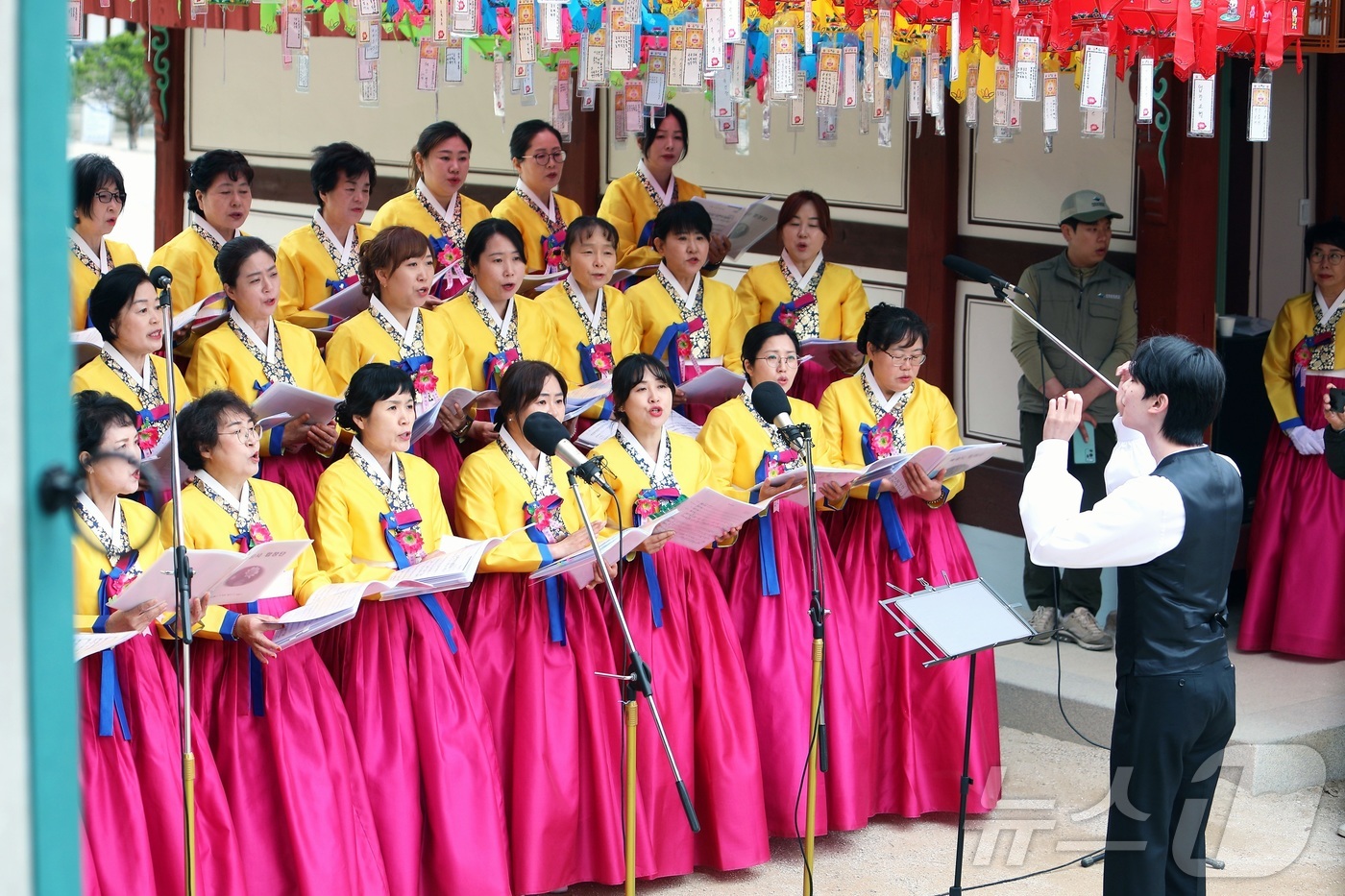 (인제=뉴스1) 이종재 기자 = 5일 강원 인제군 북면 용대리 백담사에서 불기 2569년 부처님 오신 날 기념 봉축 법요식이 열리고 있다. (인제군 제공. 재판매 및 DB금지) 2 …