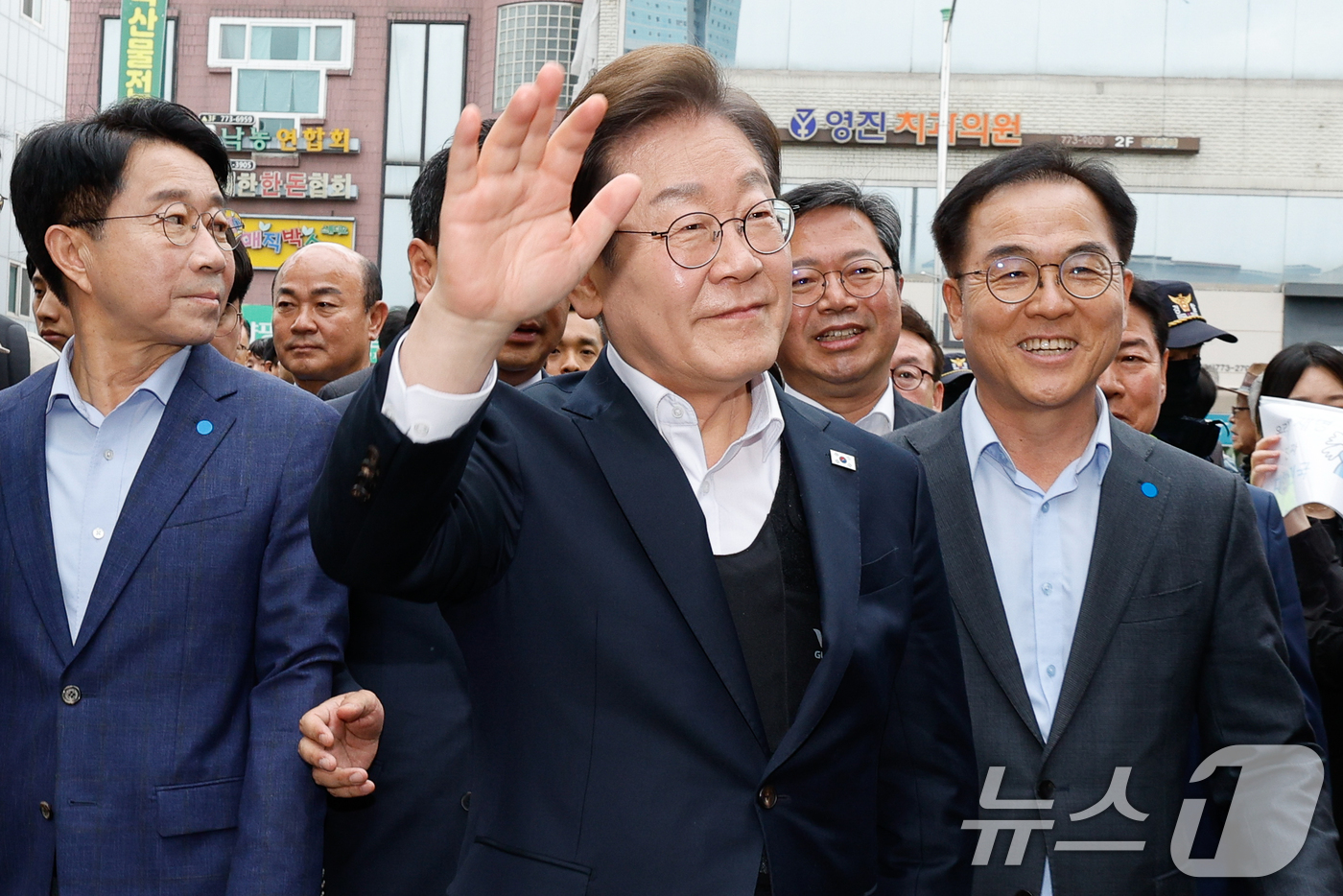 (양평=뉴스1) 안은나 기자 = 이재명 더불어민주당 대통령 후보가 2차 골목골목 경청투어에 나선 5일 오후 경기 양평군 양평시장을 찾아 인사하고 있다. 2025.5.5/뉴스1