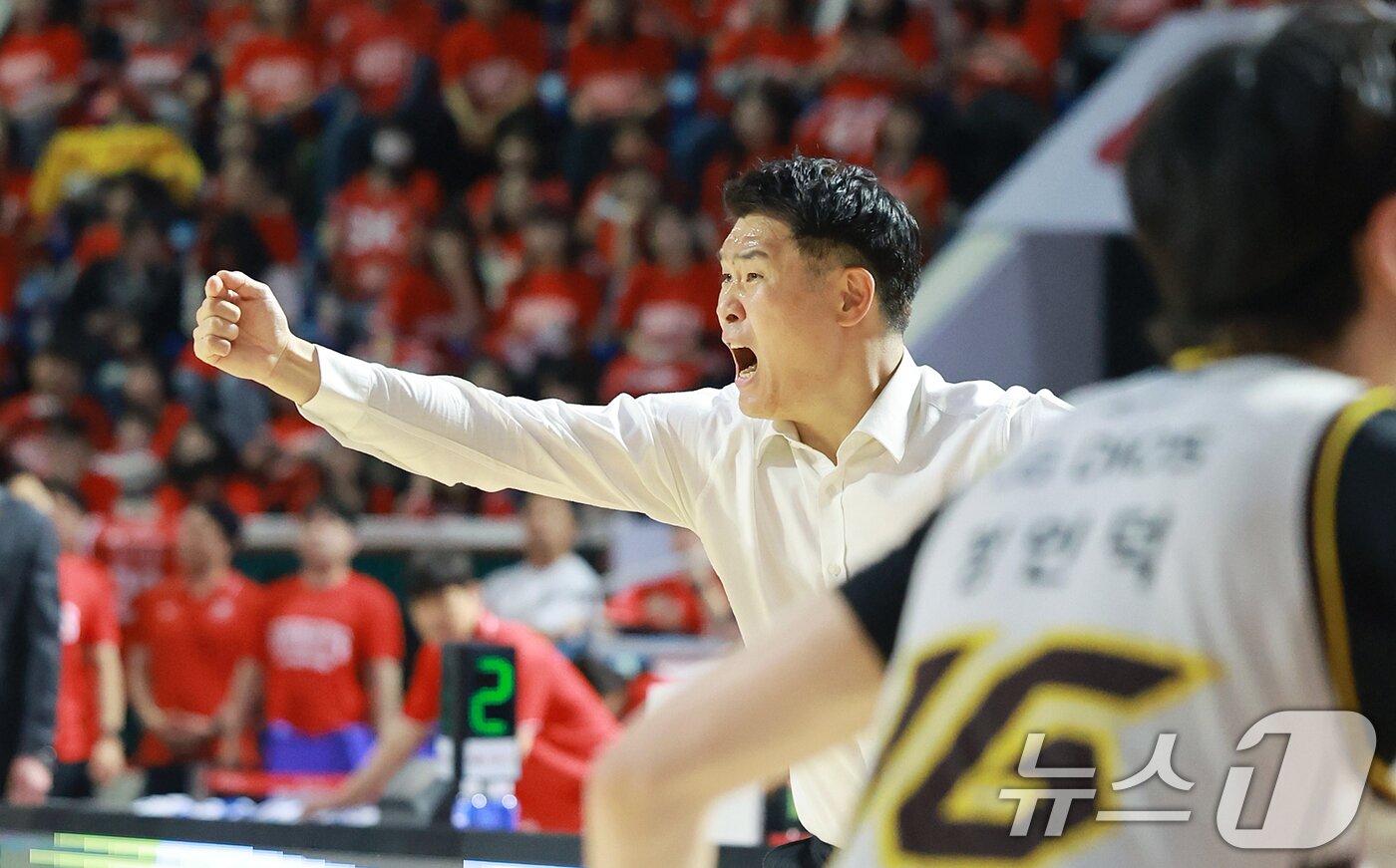 본문 이미지 - 어린이날인 5일 서울 송파구 잠실학생체육관에서 열린 '2024-25 KCC 프로농구 챔피언결정전 1차전' 서울 SK 나이츠와 창원 LG 세이커스의 경기, 3쿼터 창원 LG 조상현 감독이 선수들에게 작전을 지시하고 있다. 2025.5.5/뉴스1 ⓒ News1 김진환 기자