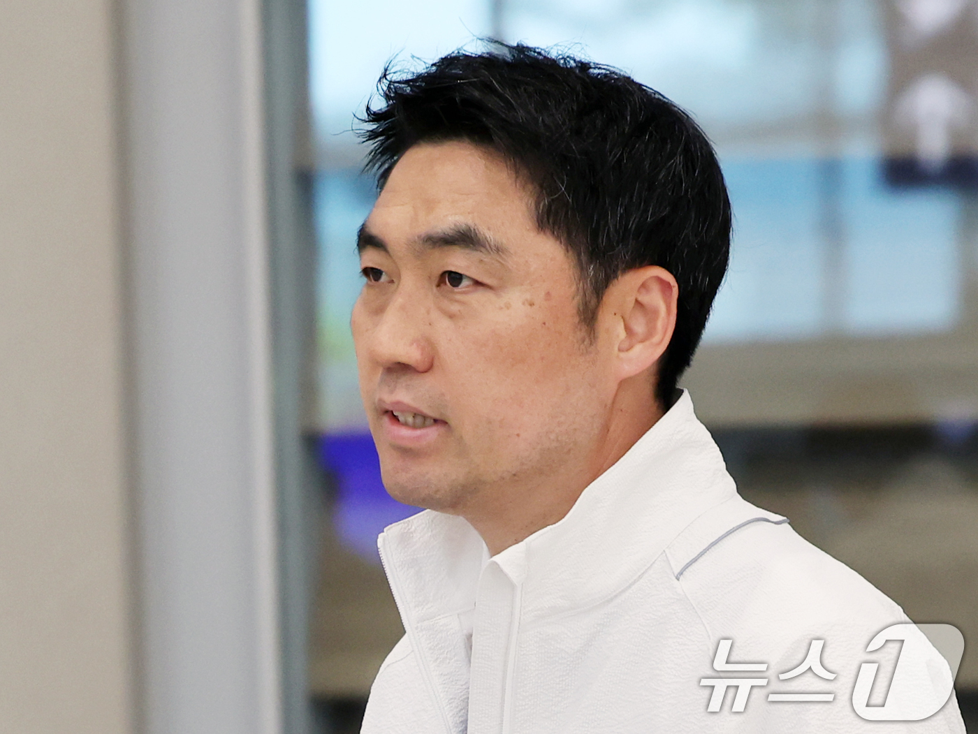 (인천공항=뉴스1) 황기선 기자 = 김동문 대한배드민턴협회장이 5일 오후 인천국제공항을 통해 입국하고 있다.대한민국 대표팀은 지난 4일 중국 샤먼에서 열린 세계혼합단체선수권대회(수 …