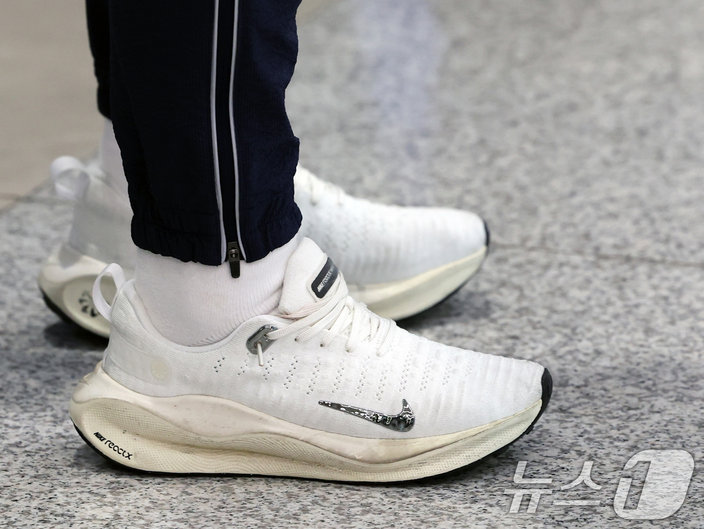 (인천공항=뉴스1) 황기선 기자 = 대한민국 배드민턴 대표팀 안세영이 5일 오후 인천국제공항에서 선수 개인용품 후원 신발을 신고 입국하고 있다.이날 대한배드민턴협회는 국가대표 선수 …