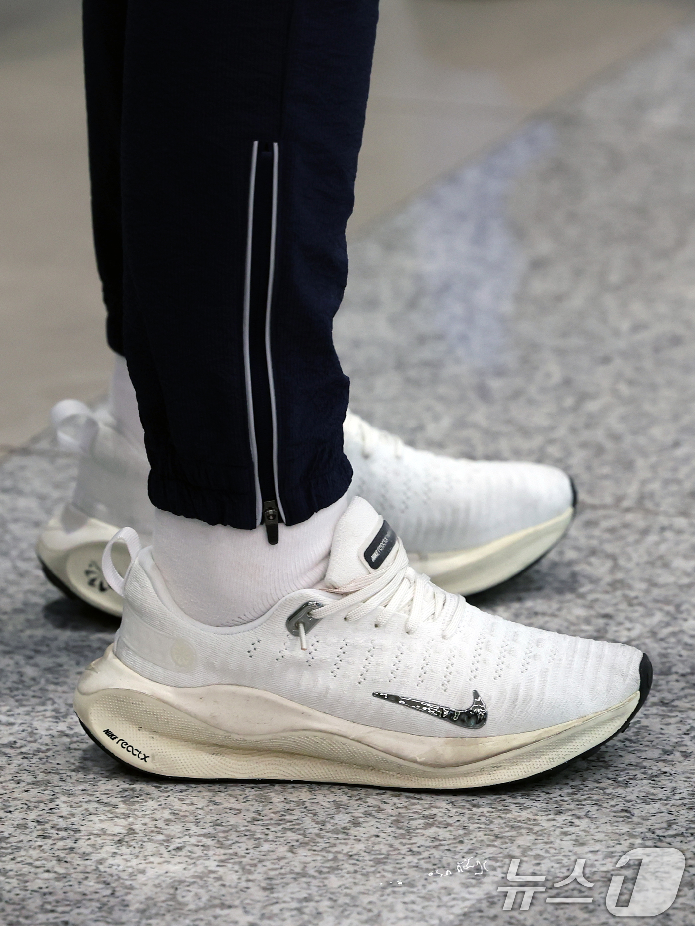 (인천공항=뉴스1) 황기선 기자 = 대한민국 배드민턴 대표팀 안세영이 5일 오후 인천국제공항에서 선수 개인용품 후원 신발을 신고 입국하고 있다.이날 대한배드민턴협회는 국가대표 선수 …