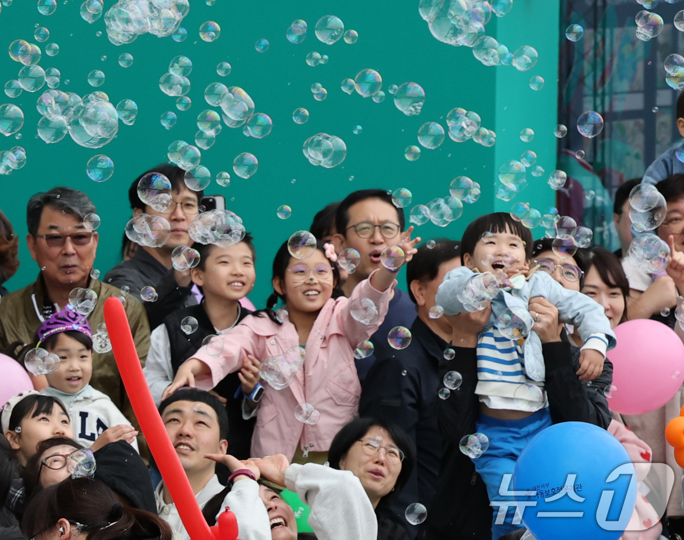 (대전=뉴스1) 김기태 기자 = 5일 대전 유성구 어린이회관에서 열린 제103주년 어린이날 기념행사에서 버블 매직쇼가 펼쳐지고 있다.  2025.5.5/뉴스1