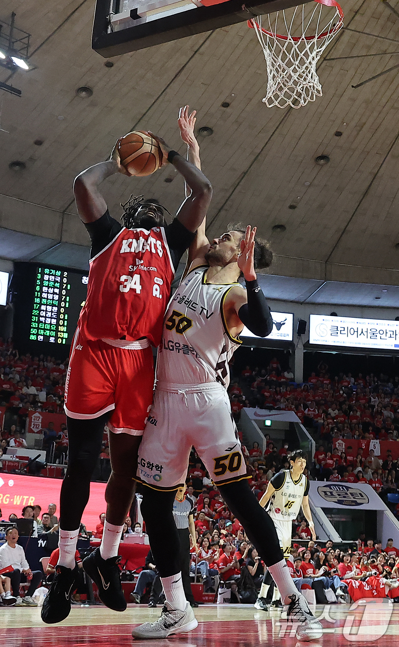 (서울=뉴스1) 김진환 기자 = 어린이날인 5일 서울 송파구 잠실학생체육관에서 열린 '2024-25 KCC 프로농구 챔피언결정전 1차전' 서울 SK 나이츠와 창원 LG 세이커스의 …