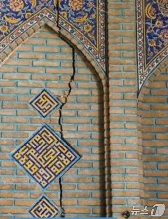 본문 이미지 - 이란 한 문화재 건물에 금이 간 모습. &#40;유튜브 &#39;focusoniran&#39; 갈무리&#41;