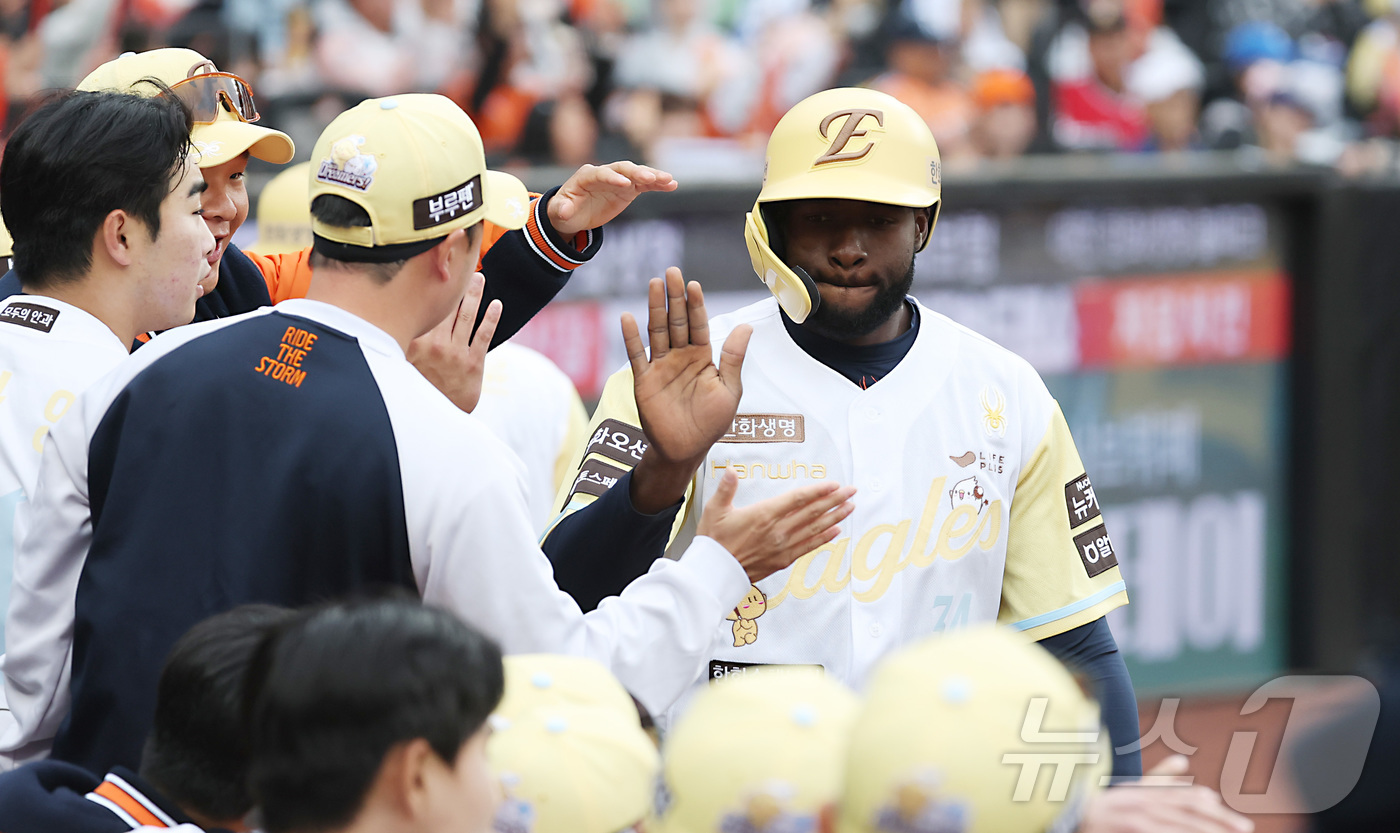 (대전=뉴스1) 김기남 기자 = 5일 대전 한화생명볼파크에서 열린 '2025 신한 SOL 뱅크 KBO리그' 프로야구 한화 이글스와 삼성 라이온즈 경기에서 한화 플로리얼이 3회말 2 …