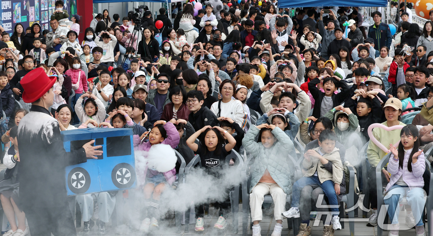 (대전=뉴스1) 김기태 기자 = 5일 대전 유성구 어린이회관에서 열린 제103주년 어린이날 기념행사에서 버블 매직쇼가 펼쳐지고 있다.  2025.5.5/뉴스1