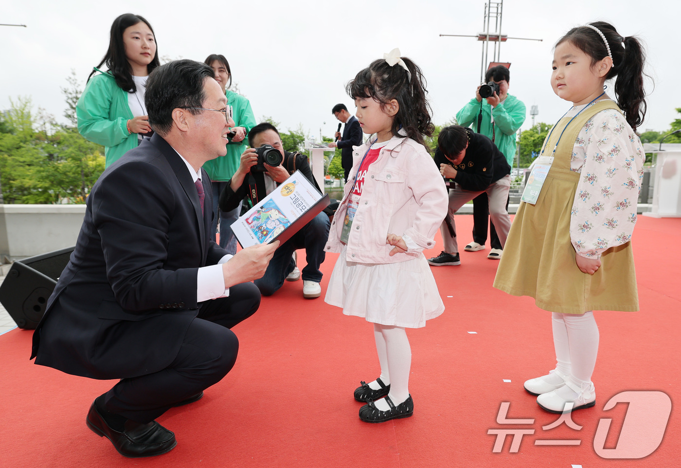 (대전=뉴스1) 김기태 기자 = 이장우 대전시장이 5일 대전 유성구 어린이회관에서 열린 제103주년 어린이날 기념행사에서 그림 공모전 수상자에게 시상하고 있다.  2025.5.5/ …