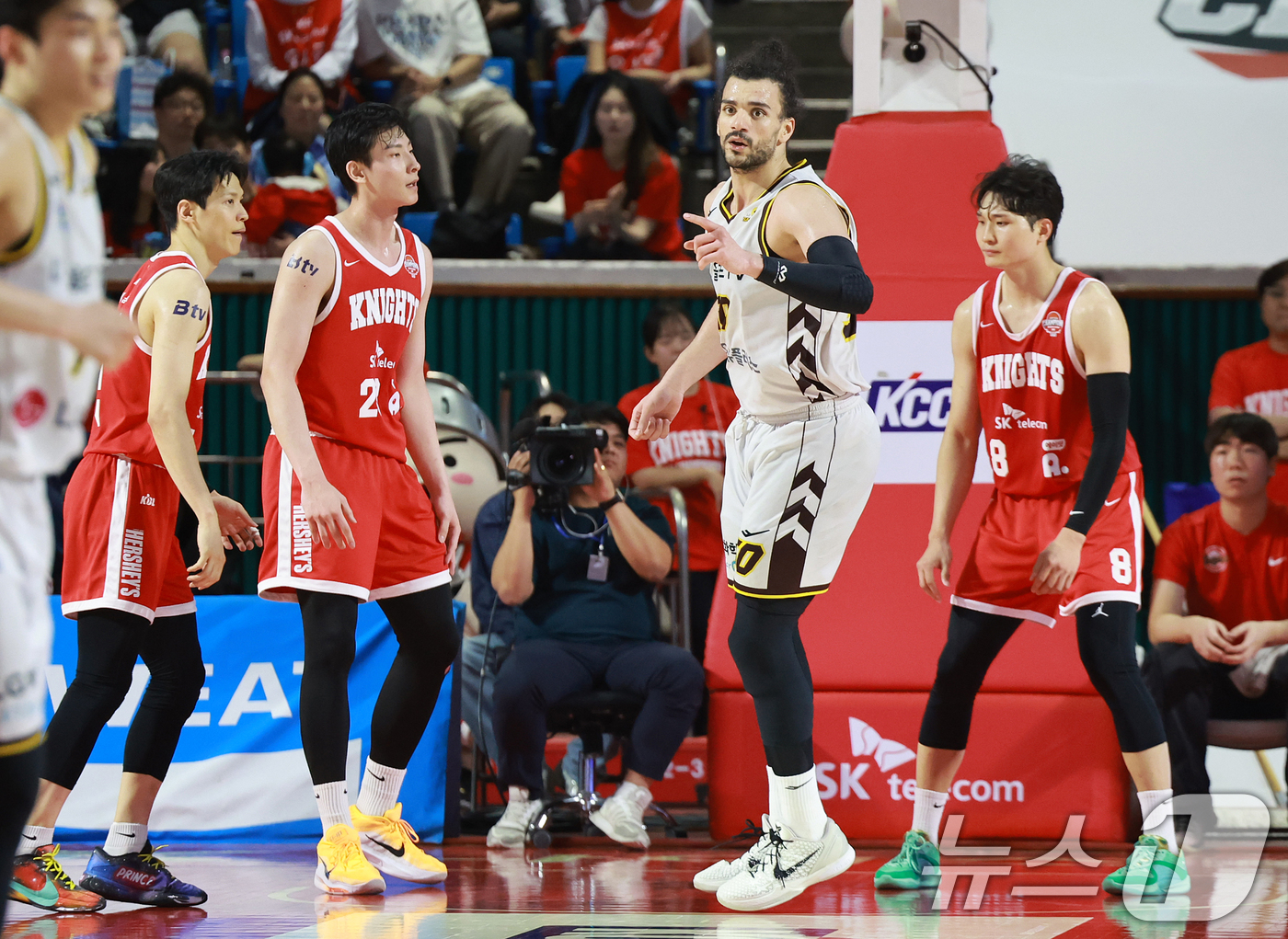 (서울=뉴스1) 김진환 기자 = 어린이날인 5일 서울 송파구 잠실학생체육관에서 열린 '2024-25 KCC 프로농구 챔피언결정전 1차전' 서울 SK 나이츠와 창원 LG 세이커스의 …