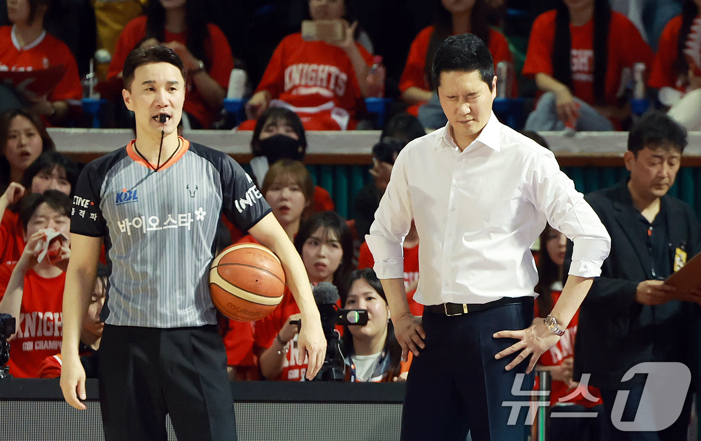 (서울=뉴스1) 김진환 기자 = 어린이날인 5일 서울 송파구 잠실학생체육관에서 열린 '2024-25 KCC 프로농구 챔피언결정전 1차전' 서울 SK 나이츠와 창원 LG 세이커스의 …