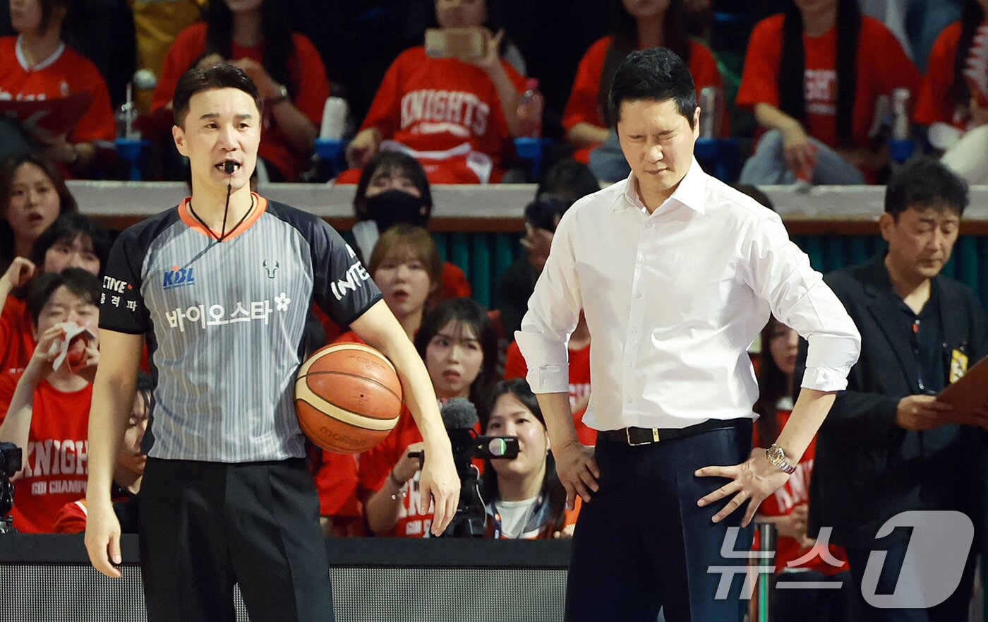 본문 이미지 - 어린이날인 5일 서울 송파구 잠실학생체육관에서 열린 '2024-25 KCC 프로농구 챔피언결정전 1차전' 서울 SK 나이츠와 창원 LG 세이커스의 경기, 4쿼터 서울 SK 전희철 감독이 심판 판정에 아쉬워하고 있다. 2025.5.5/뉴스1 ⓒ News1 김진환 기자