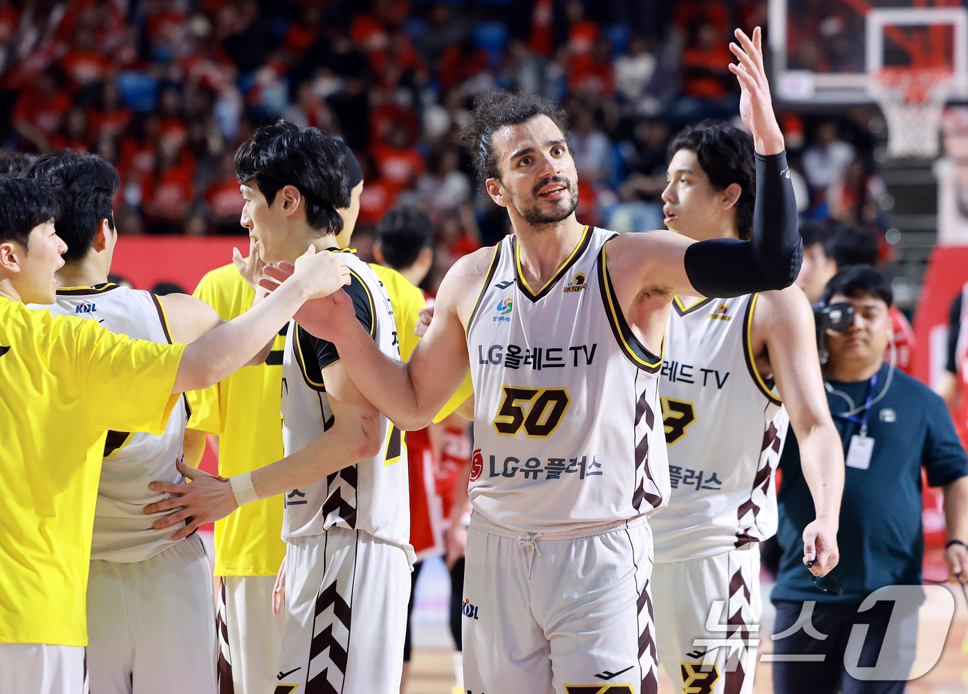 (서울=뉴스1) 김진환 기자 = 어린이날인 5일 서울 송파구 잠실학생체육관에서 열린 '2024-25 KCC 프로농구 챔피언결정전 1차전' 서울 SK 나이츠와 창원 LG 세이커스의 …