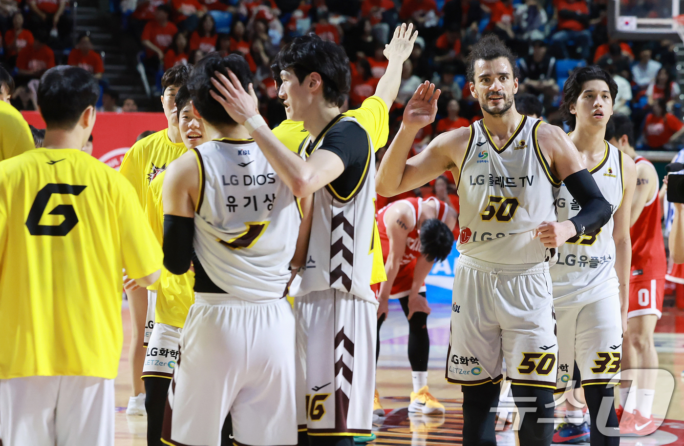 (서울=뉴스1) 김진환 기자 = 어린이날인 5일 서울 송파구 잠실학생체육관에서 열린 '2024-25 KCC 프로농구 챔피언결정전 1차전' 서울 SK 나이츠와 창원 LG 세이커스의 …