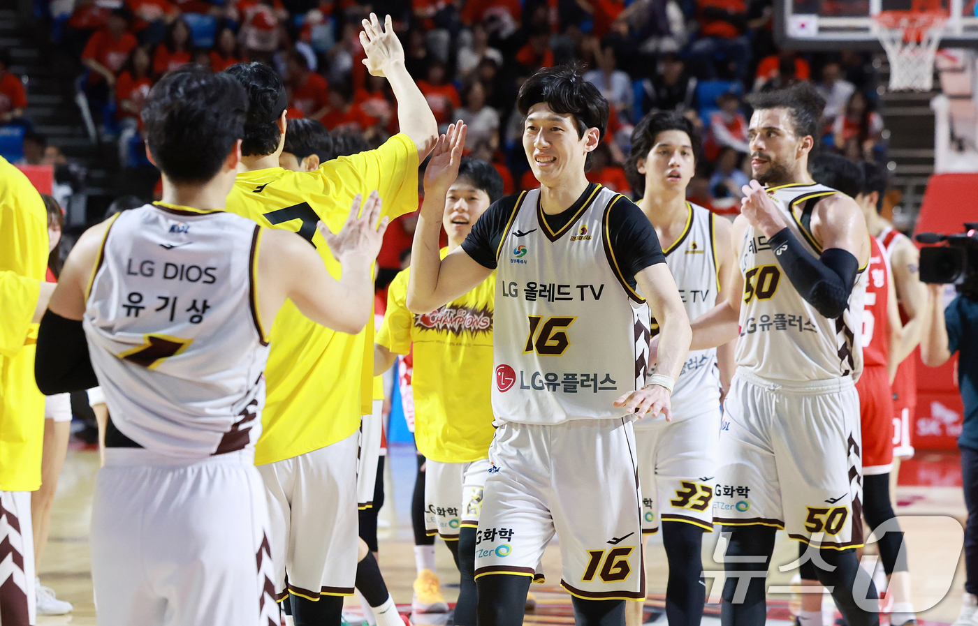 (서울=뉴스1) 김진환 기자 = 어린이날인 5일 서울 송파구 잠실학생체육관에서 열린 '2024-25 KCC 프로농구 챔피언결정전 1차전' 서울 SK 나이츠와 창원 LG 세이커스의 …