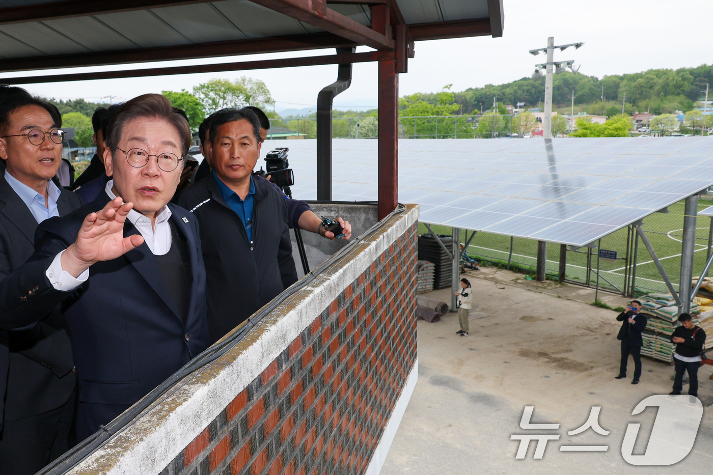 (여주=뉴스1) 안은나 기자 = 이재명 더불어민주당 대통령 후보가 2차 골목골목 경청투어에 나선 5일 오후 경기 여주시 구양리를 찾아 태양광 시설을 둘러보고 있다. 2025.5.5 …