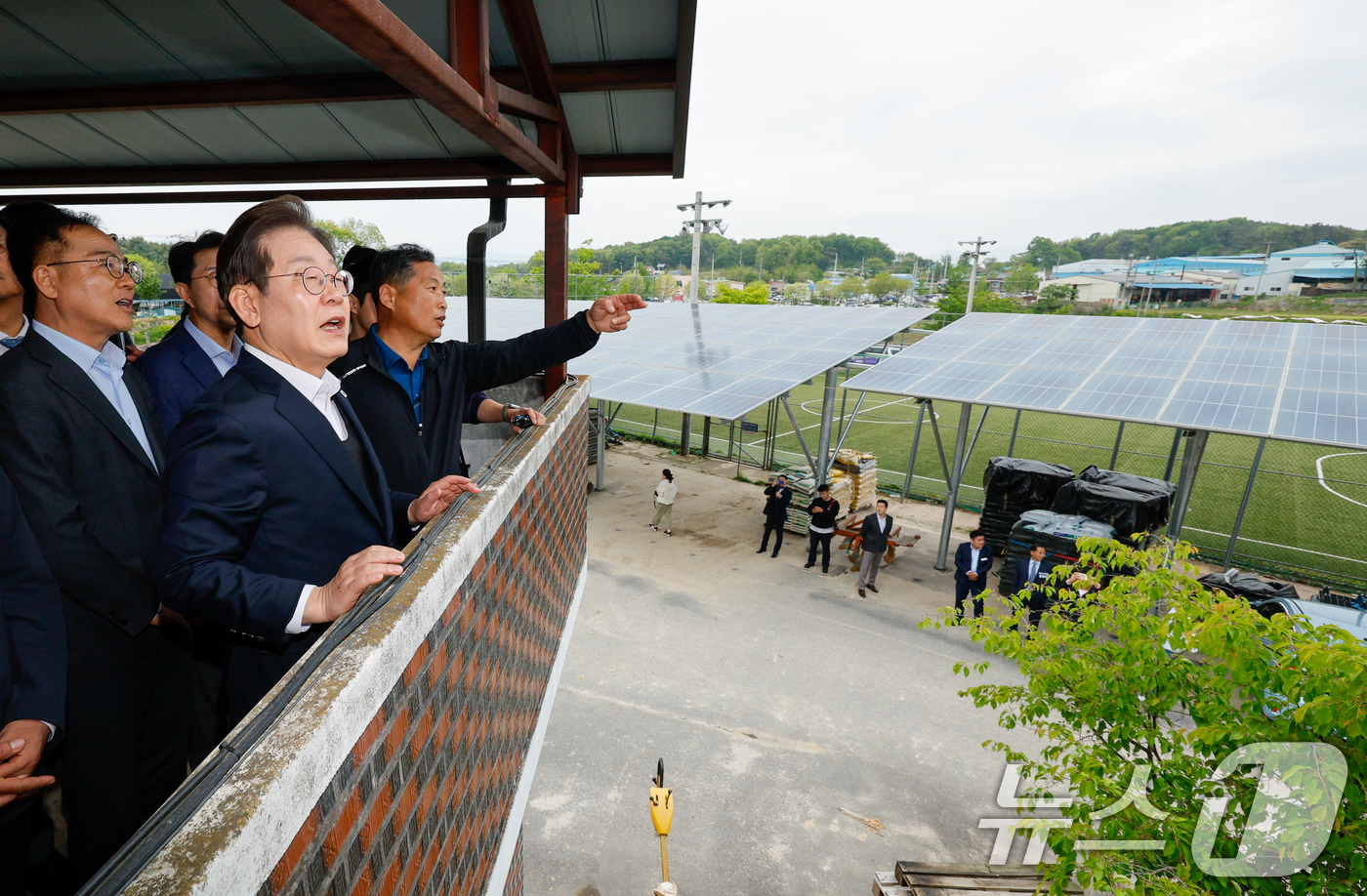 (여주=뉴스1) 안은나 기자 = 이재명 더불어민주당 대통령 후보가 2차 골목골목 경청투어에 나선 5일 오후 경기 여주시 구양리를 찾아 태양광 시설을 둘러보고 있다. 2025.5.5 …